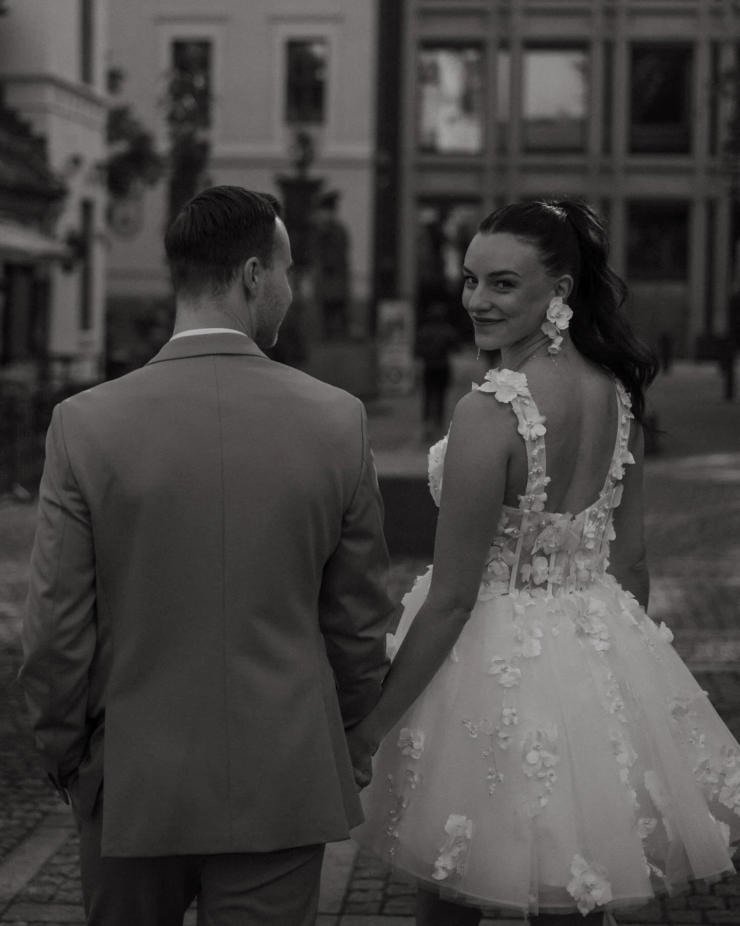 En liten dose city elopement vibes midt i Oslo ✨
Kort kjole, lekne blomster og tidl&oslash;s kj&aelig;rlighet 🤍

Tusen takk til alle som var med p&aring; &aring; skape denne shooten:
Modeller: @ronjaostensvik &amp; @sverrefjellstad
Kjole: @anyelassy
