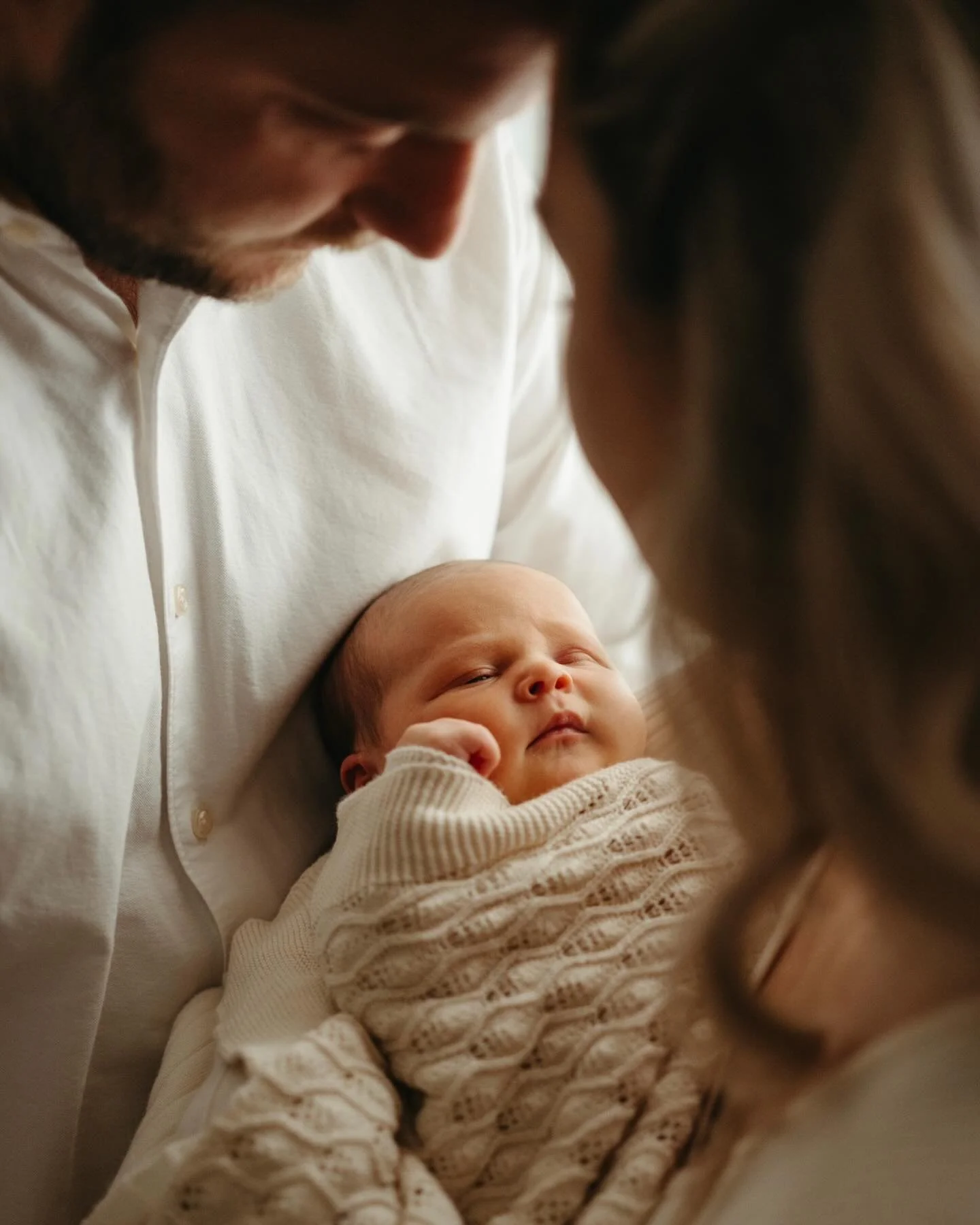 For en liten stund siden var jeg hjemme hos denne fine familien p&aring; 5. Ro, babykos og sm&aring; s&oslash;skenfnis midt stua.
Alt fikk skje i deres tempo, akkurat slik jeg liker det.
⠀
Jeg kommer fortsatt hjem til familier som &oslash;nsker det, 