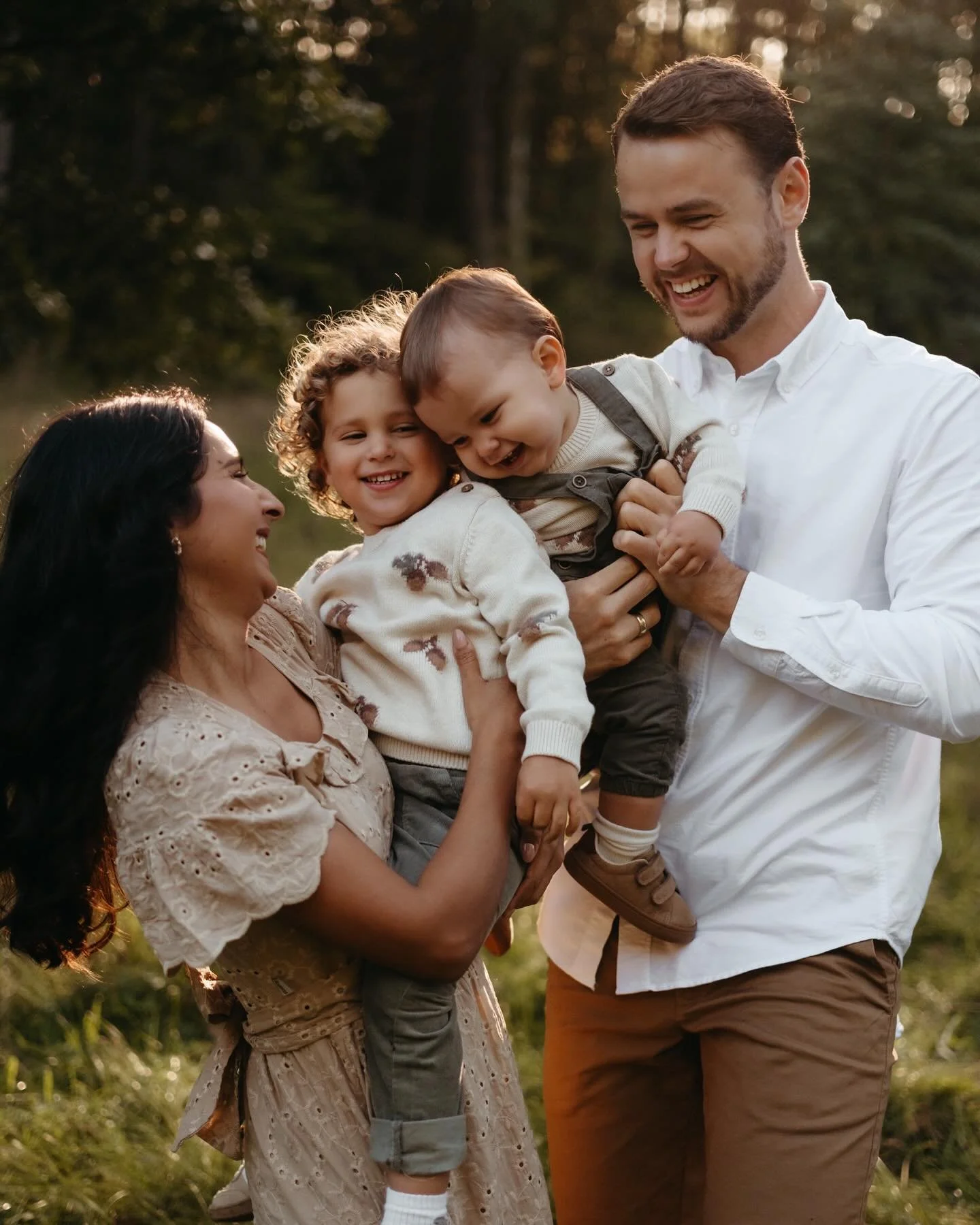 Denne herlige familien kom tilbake for &aring; forevige familien siden minste er blitt et &aring;r. Det var s&aring; koselig &aring; se hvordan lillebror elsket &aring; v&aelig;re med storebror 🤍🥹

Jeg tror september er min favoritt m&aring;ned for