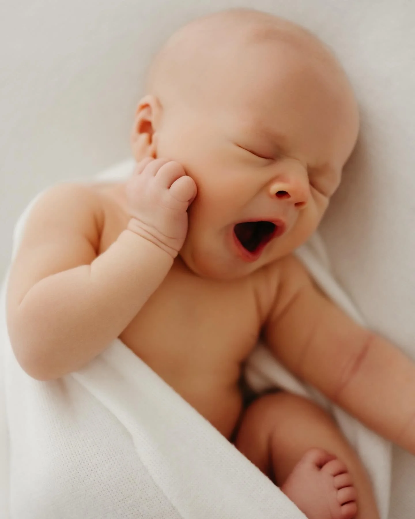 &AElig;&aelig;, endelig kan jeg dele de f&oslash;rste bildene fra studioet ✨🥹

Jeg har &oslash;nsket meg et sted der lyset er mykt, energien rolig og de sm&aring; &oslash;yeblikkene f&aring;r god plass. N&aring; st&aring;r studioet klart, og denne f