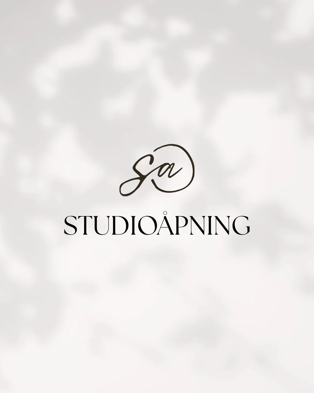 Det har v&aelig;rt noen hektiske, fine og litt kaotiske uker med maling og fiksing, meter med gardiner som skulle henges og s&aring; de aller f&oslash;rste fotograferingene i studio. 

Studioet mitt begynner &aring; falle p&aring; plass, kanskje ikke