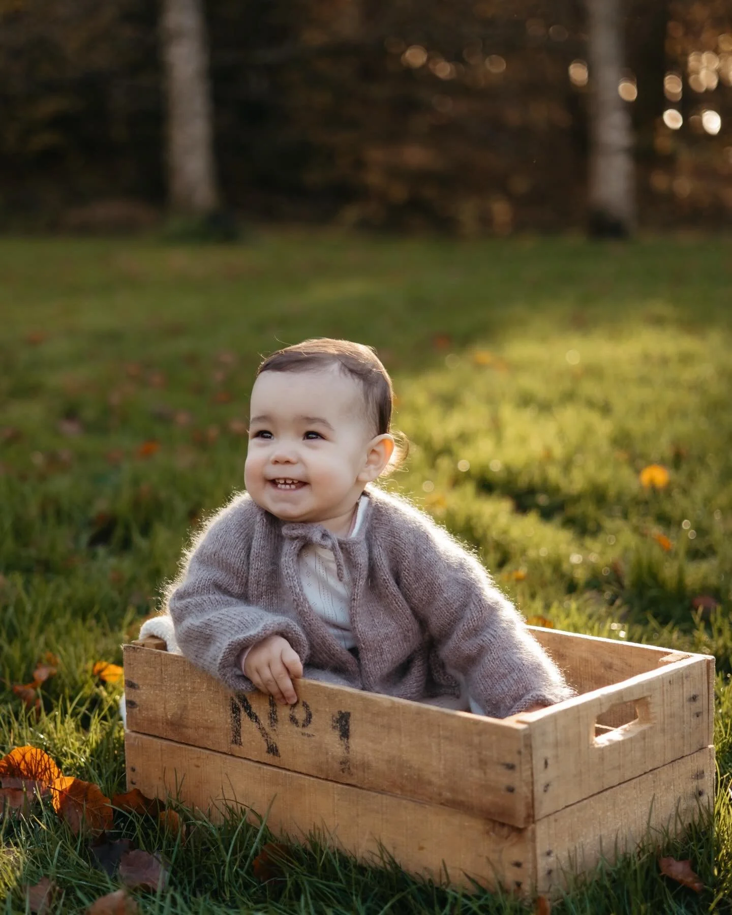 Et&aring;rs foto med denne fine familien i november (f&oslash;r alt regnet kom som aldri tar slutt 🥲).

Det er ikke alltid barna vil sitte stille eller smile p&aring; kommando og det er heller ikke poenget.

Min jobb er &aring; skape rom for at de k