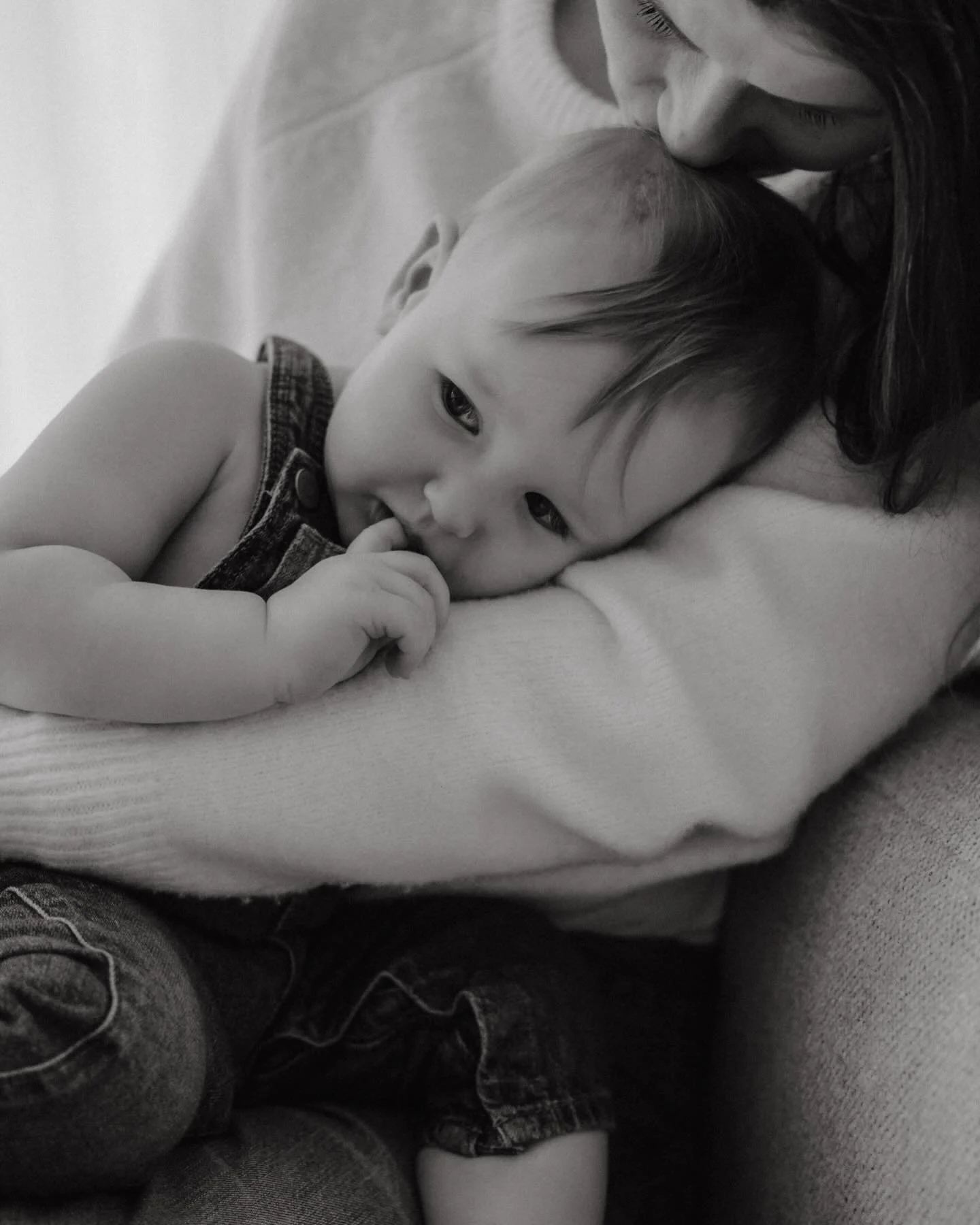 Denne bildeserien med mamma og lille 🥹
Noen av de fineste &oslash;yeblikkene synes jeg skjer n&aring;r du som mamma eller pappa blir med p&aring; bildene 🤍
Litt kos, litt lek, litt kaos og masse n&aelig;rhet.