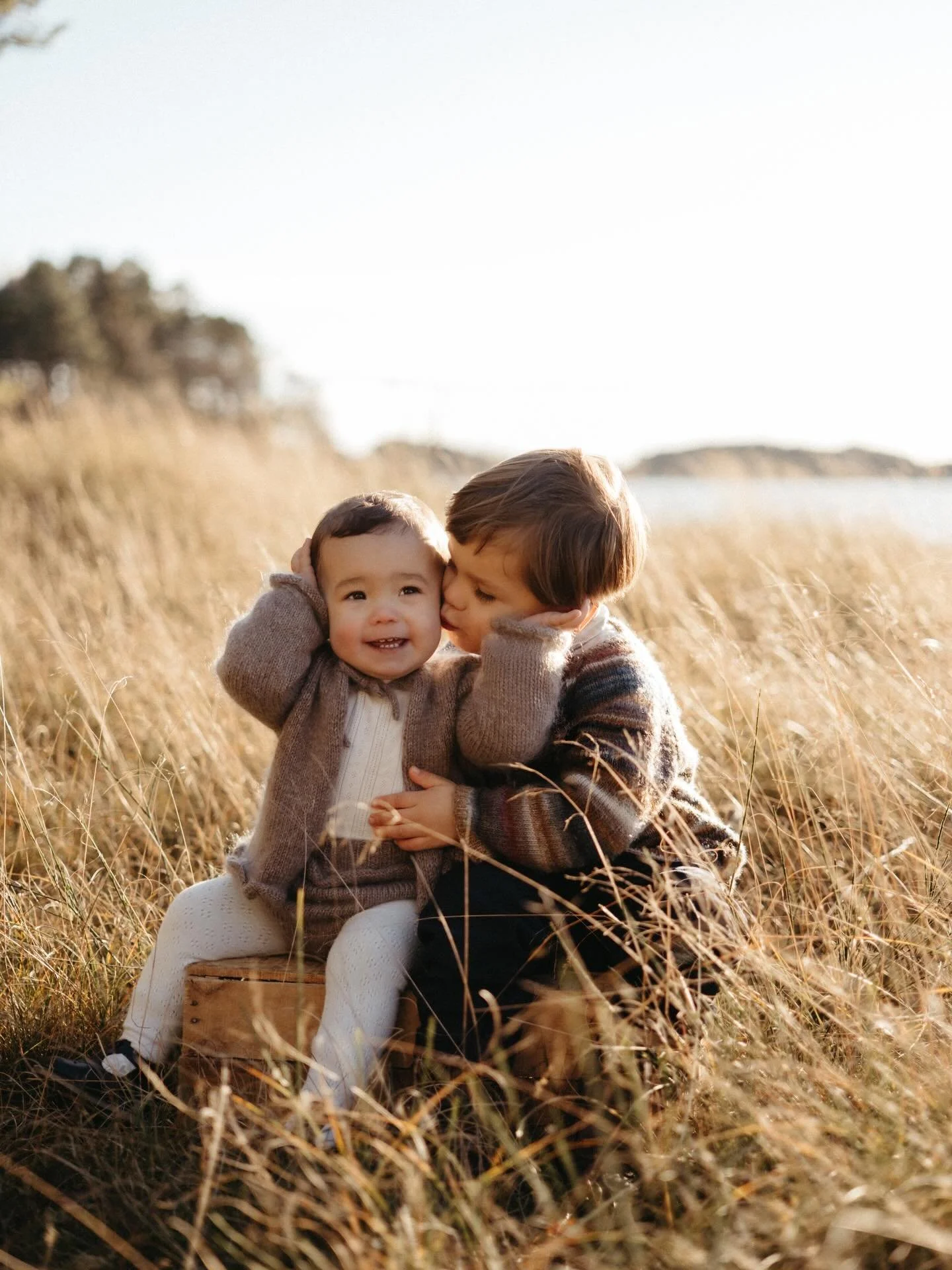 Synes dette &oslash;yeblikket med disse to s&oslash;te fortjente en egen plass i feeden 🤍 S&aring; fint &aring; forevige denne tiden mens barna fortsatt er sm&aring;.