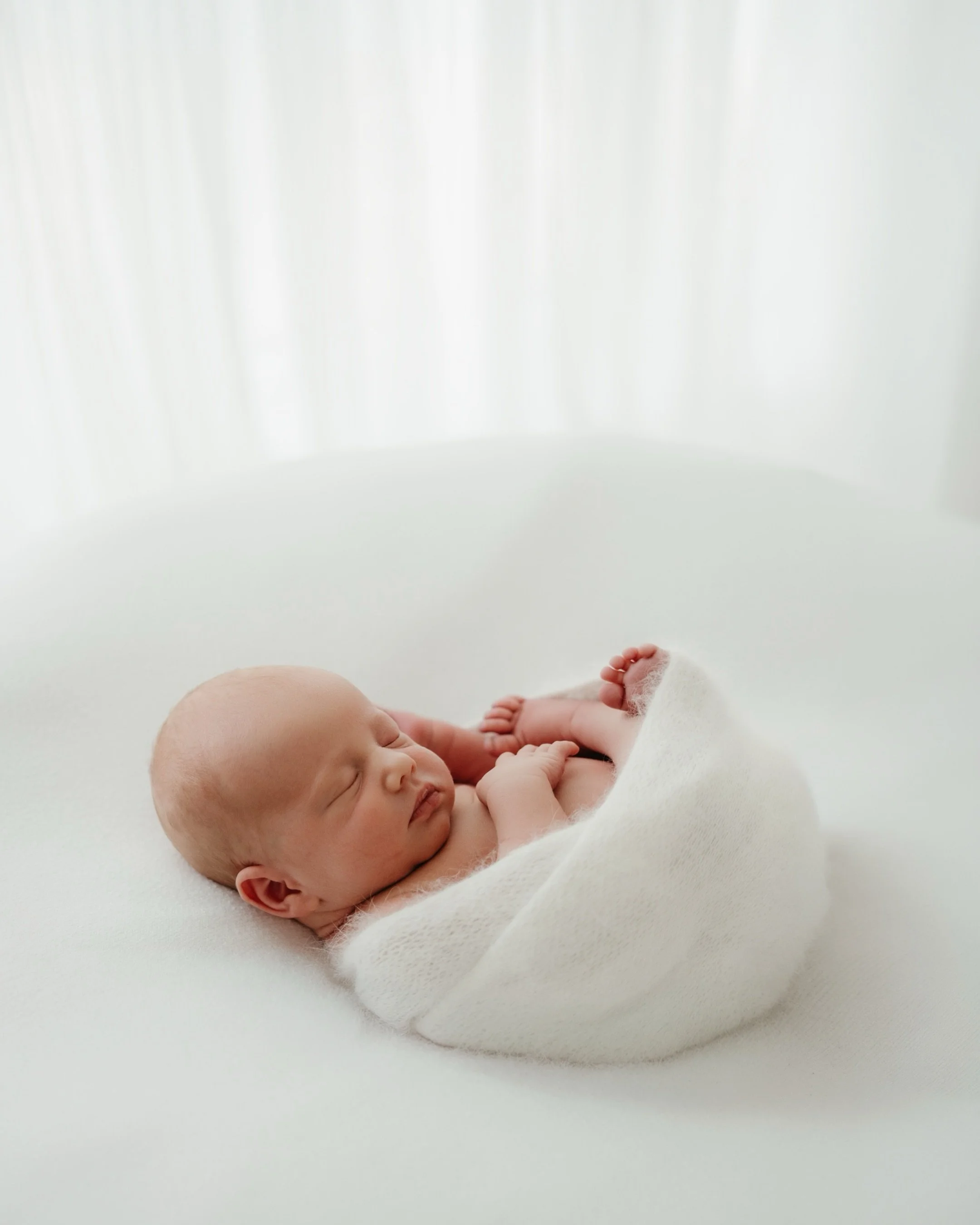 Lyse, rolige og tidl&oslash;se nyf&oslash;dtbilder 🤍

Jeg merker at jeg blir mer og mer glad i det helt enkle p&aring; nyf&oslash;dtfotograferingen.

Sm&aring; hender, sm&aring; f&oslash;tter, mamma og pappa som holder rundt. Det er ogs&aring; slike