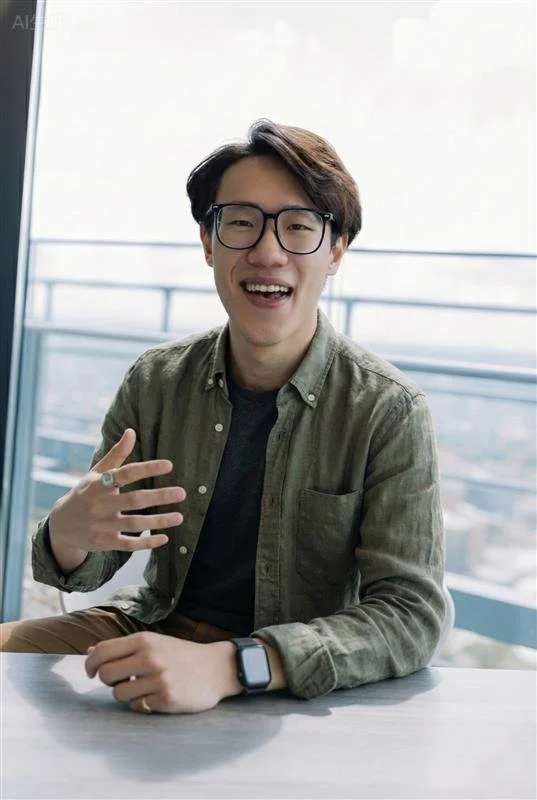 schologists chinese psychology tutor frank zheng in smart clothes with plants in background