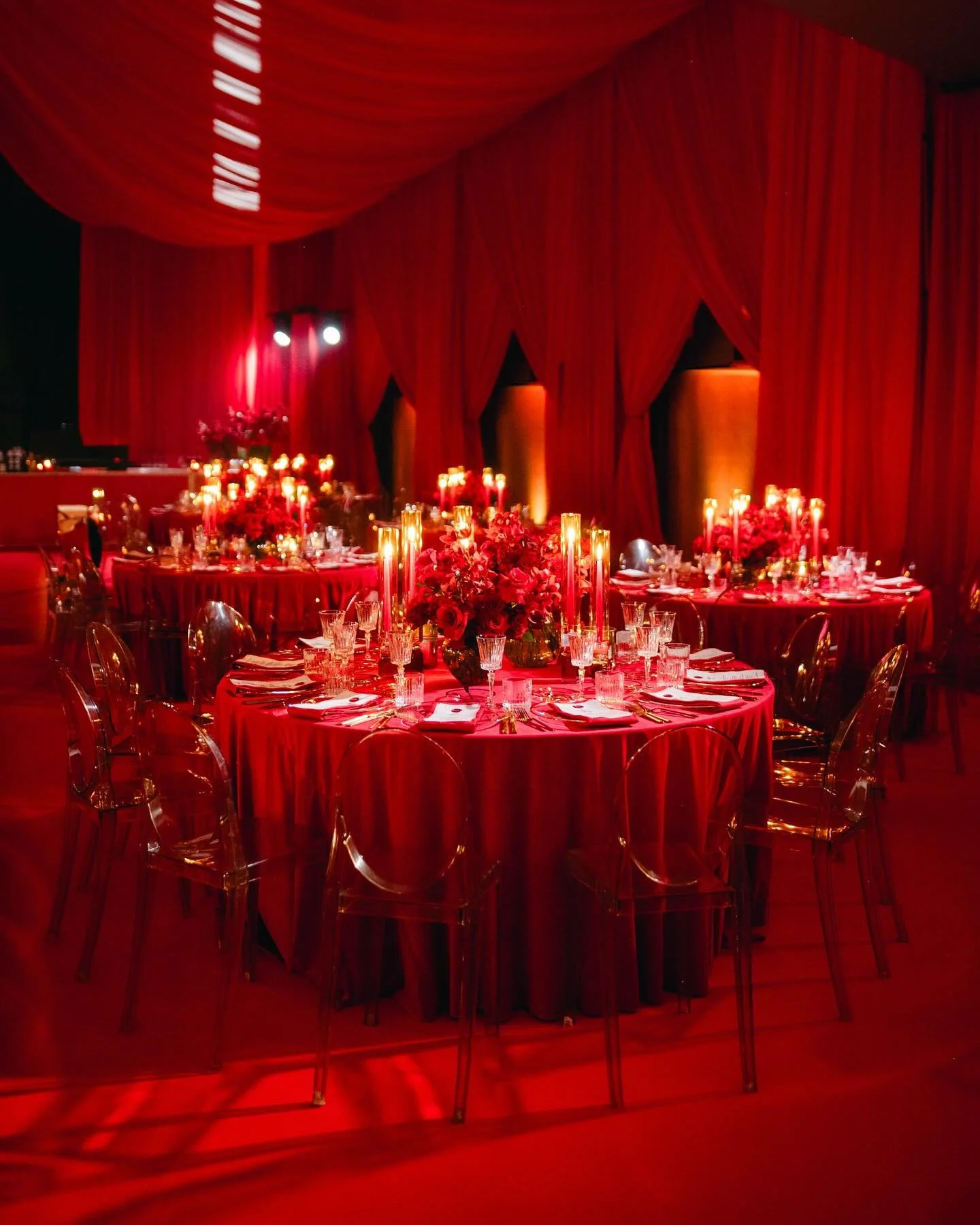 Daring, striking, dramatic and different. Red on red &mdash; a celebration where warmth and richness blended seamlessly, capturing the beauty of a single, bold hue. #DuetEvents ⁣
⁣
📸 @515photoco