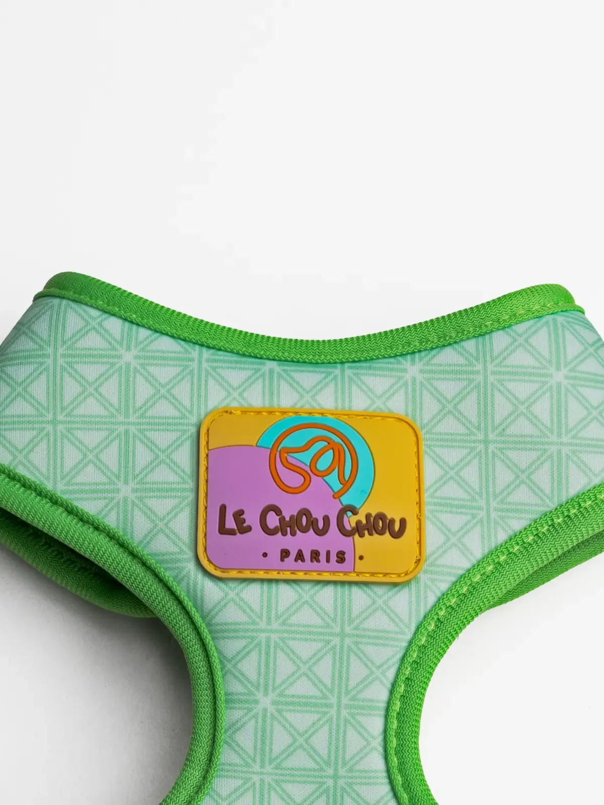 Close-up of Émeraude Élégance harness showing logo and green details – Le ChouChou Paris