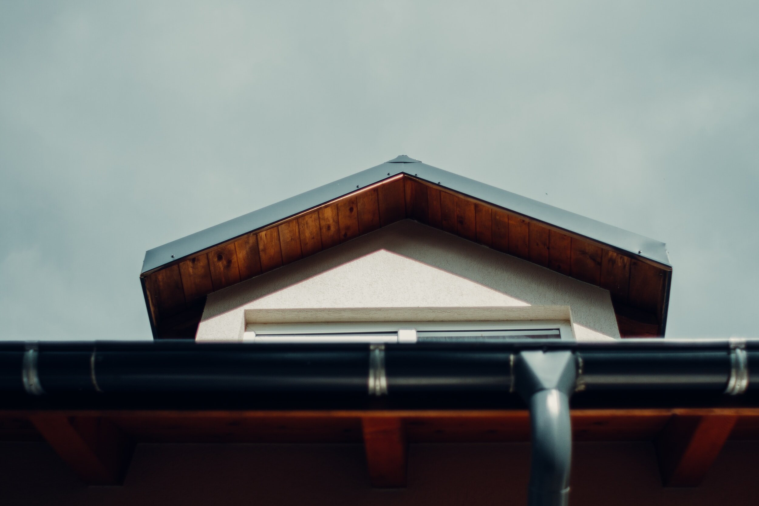 Détecter et réparer une fuite d'eau sur une toiture - La Maison Des Travaux