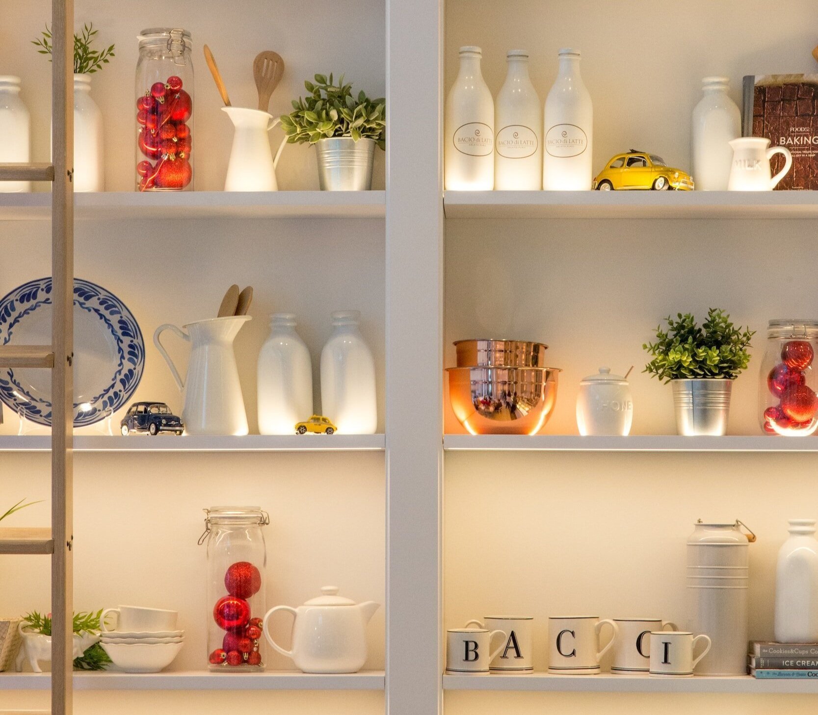 éclairage tamisé dans des étagères de cuisine d'une maison charentaise - Groupe Quetzal