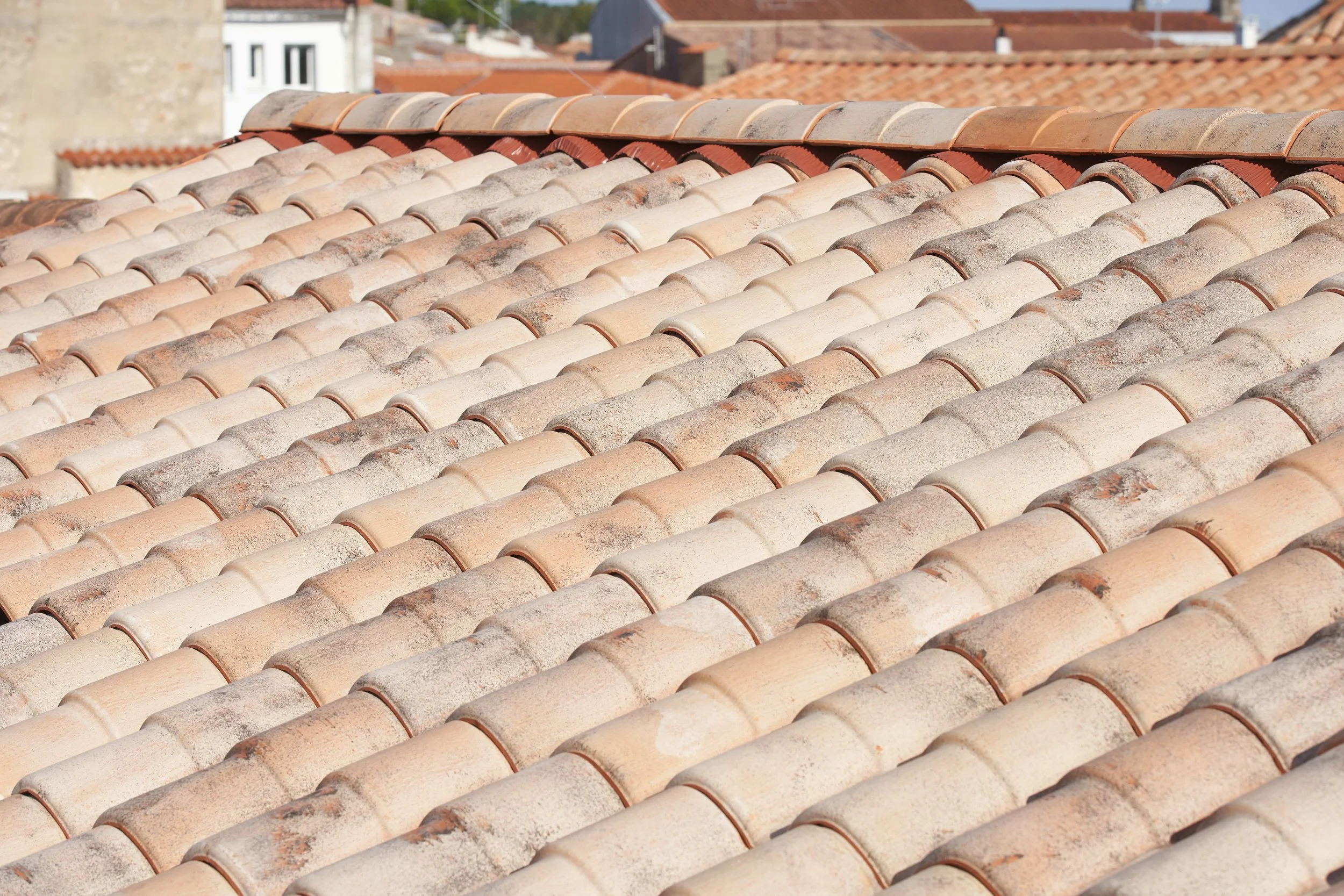 1. Amélioration de l'isolation grâce à un entretien de toiture à Royan