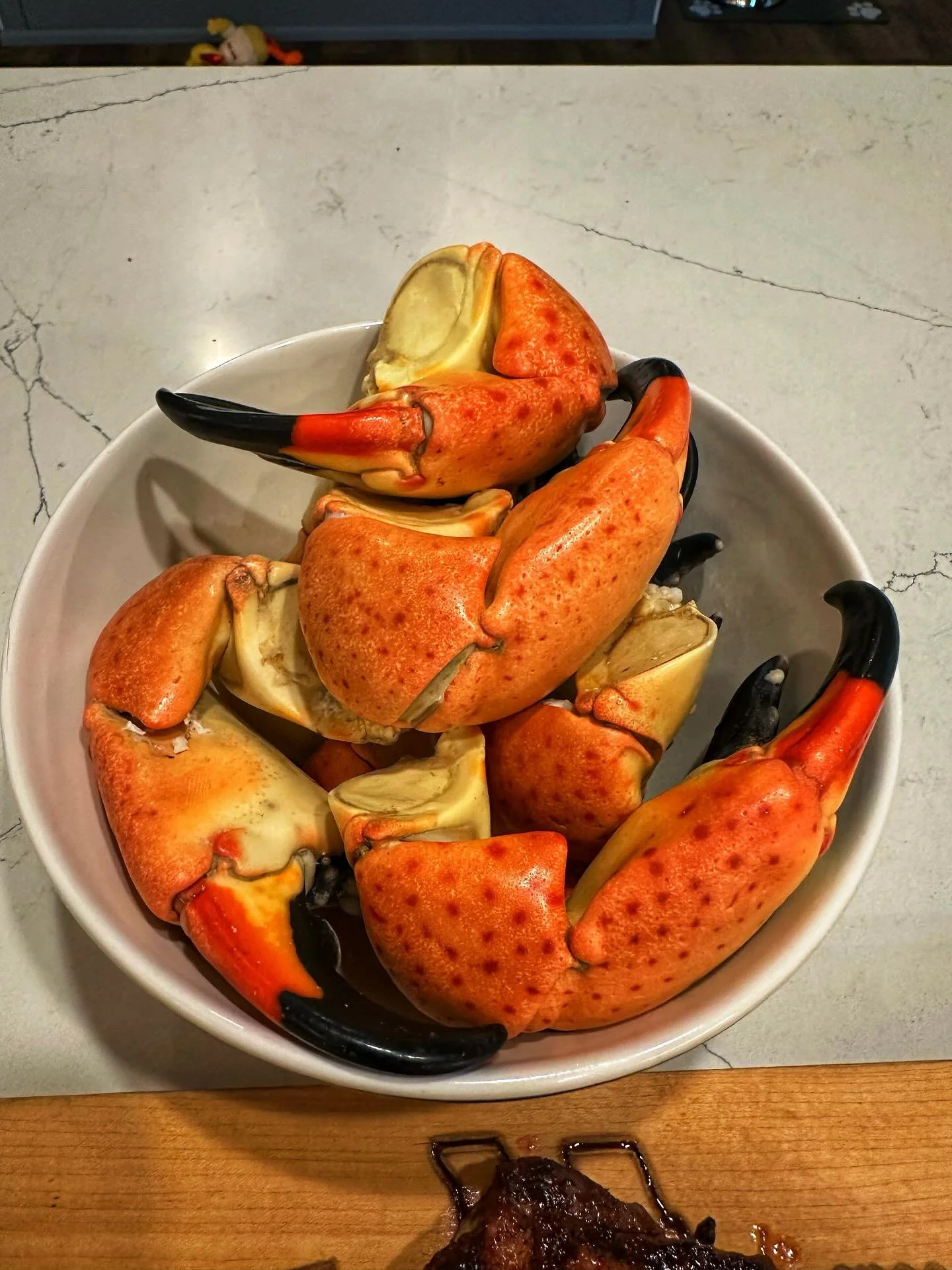Fresh stone crab from the @piazzageistmarket made that Colts win taste even better 🦀💙
Topped it off with some Low Tide butter &mdash; perfection.

#StoneCrabSeason #FreshCatch #SeafoodNight #ColtsWin #GameDayEats #BigPetesKitchen #LowTideButter #Se