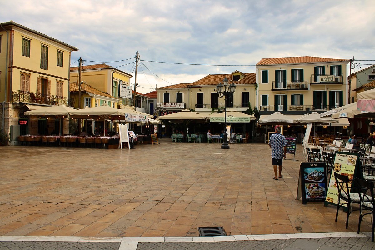   Menschenleerer Marktplatz in Lefkada Stadt  