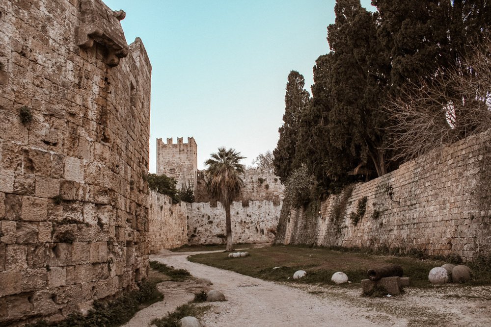  Zwischen den alten Stadtmauern von Rhodos Stadt 