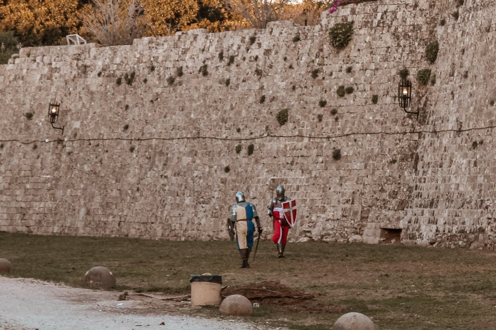  Ritter trainieren zwischen den alten Stadtmauern 