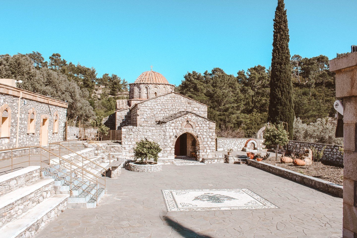 Das Kloster Moni Thari auf Rhodos.
.
Die hiesige Kirche ist mindestens 1000 Jahre alt. Der Legende nach wurde sie von einer byzantinischen Prinzessin erbaut, die an einer t&ouml;dlichen Krankheit litt. Nachdem sie genesen war, konvertierte sie zum ch