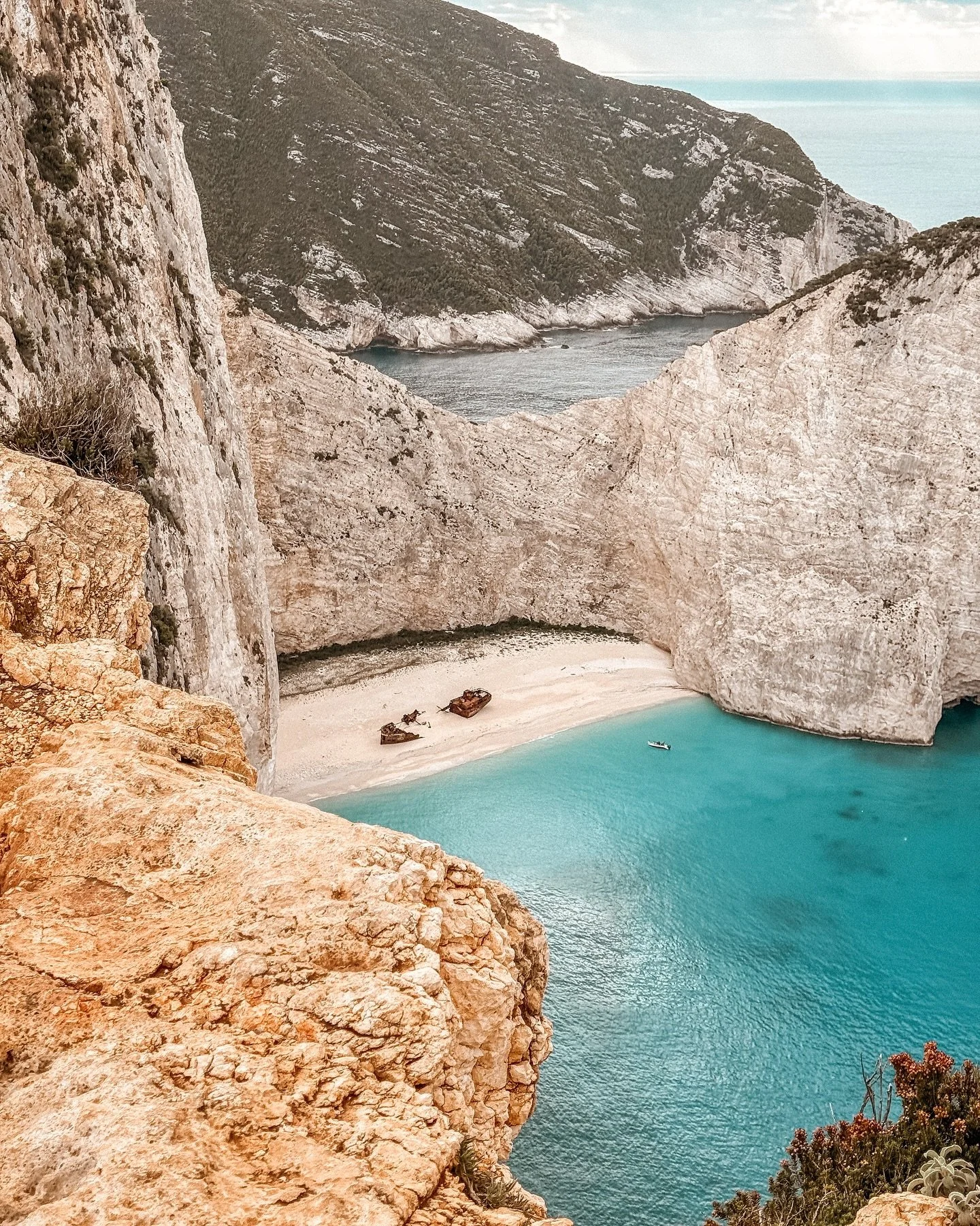 Zakynthos? Nicht meine Insel - viel zu touristisch. 😲 
.
Das haben wir nicht selten geh&ouml;rt und waren deshalb vorsichtig mit unserer Vorfreude, als es f&uuml;r uns hie&szlig;: ab nach Zakynthos.
.
Und was sollen wir sagen? Die Insel hat uns &uum