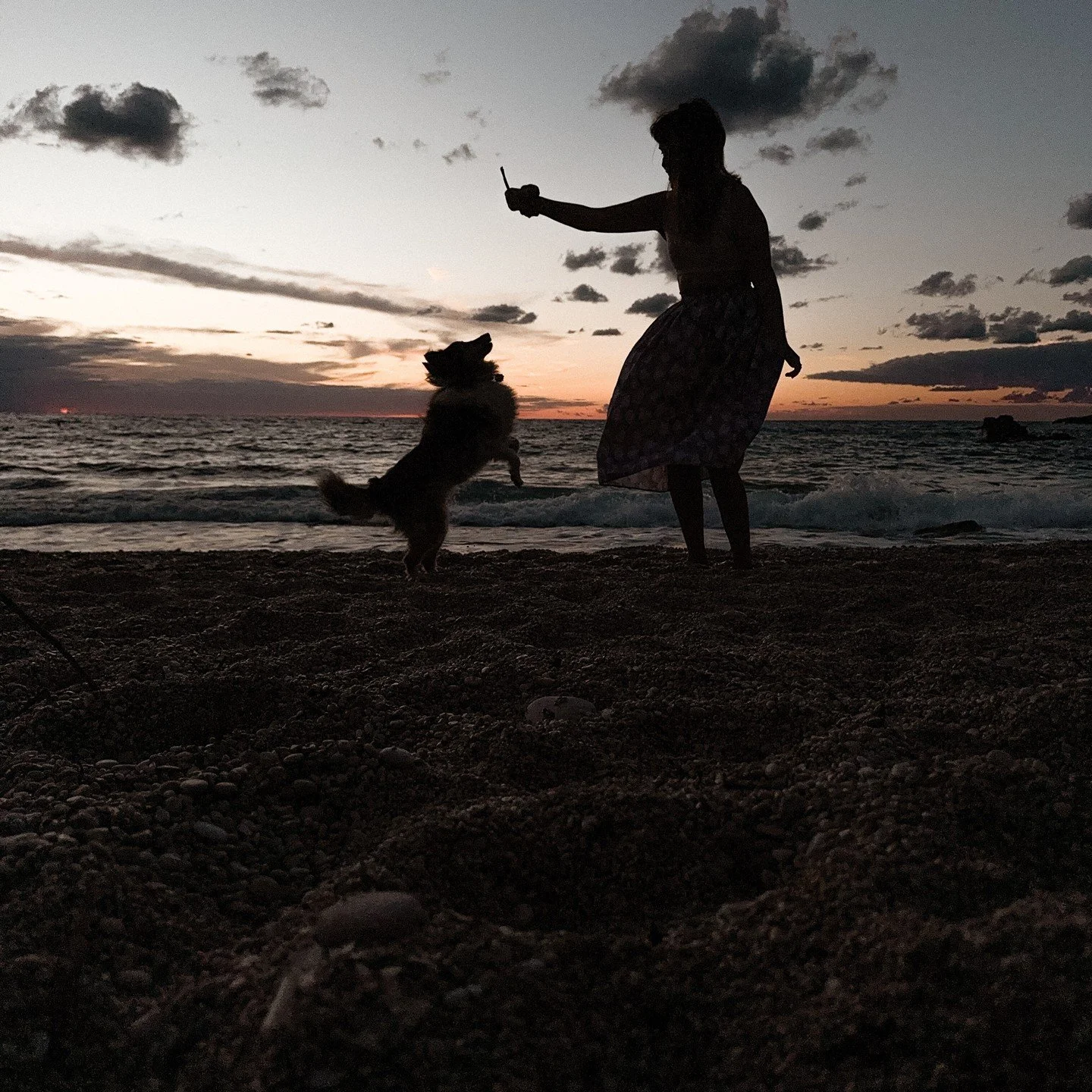 Manchmal muss es eben Kies sein.
.
Als wir uns diesen Sp&auml;tsommer zur griechischen Insel Ithaka aufmachten, hatten wir keine Ahnung, was f&uuml;r Str&auml;nde uns dort erwarten w&uuml;rden. So viel sei gesagt: Wir wurden positiv &uuml;berrascht ?