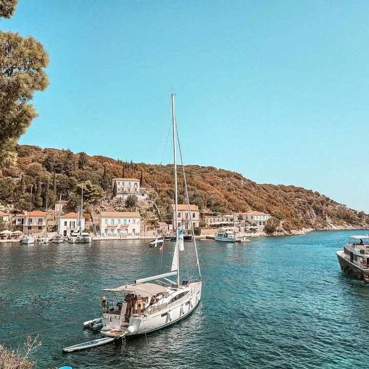 🤫 Bereit f&uuml;r einen Geheimtipp der Ionischen Inseln?
.
Mitten in der Inselgruppe liegt sie - von Lefkada und Kefalonia umzingelt: die Insel Ithaka. Obwohl die ersten beiden genannten Eilande mittlerweile unter Griechenland-Fans keine Geheimtipps