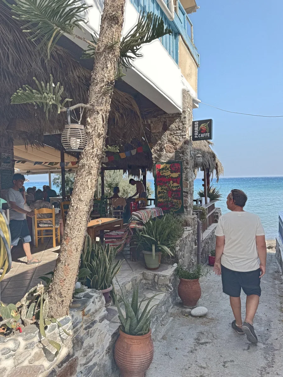 Gasse mit Strandcafé in Lentas
