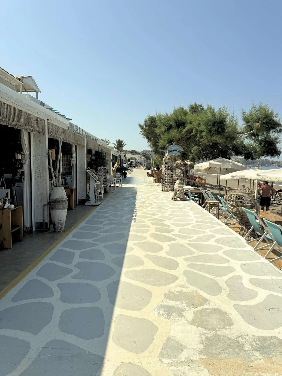 Taverne Delfinia an der Promenade