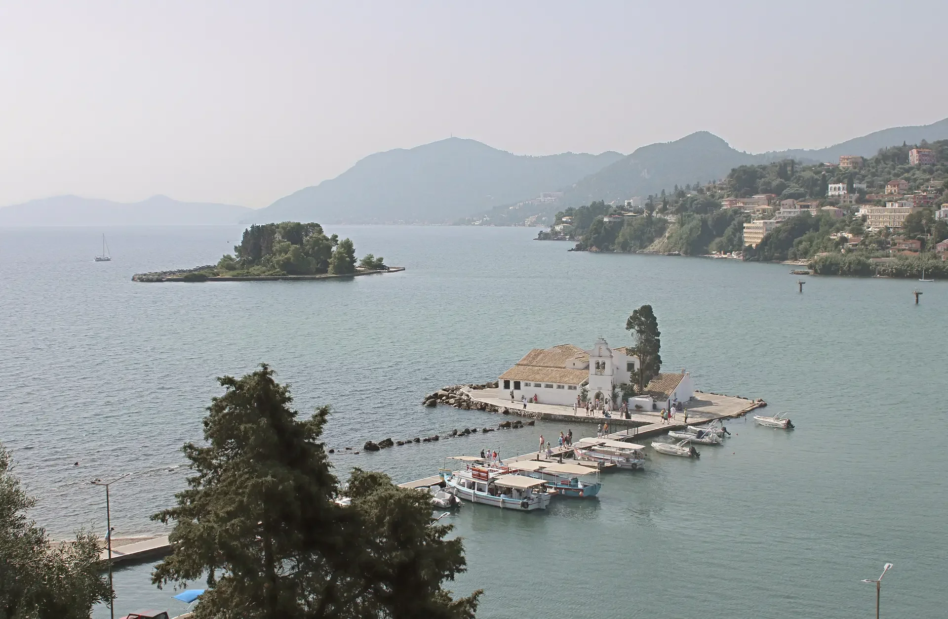 Das Kloster Vlacherna und die Mausinsel Pontikonisi vor der Halbinsel Kanoni auf Korfu