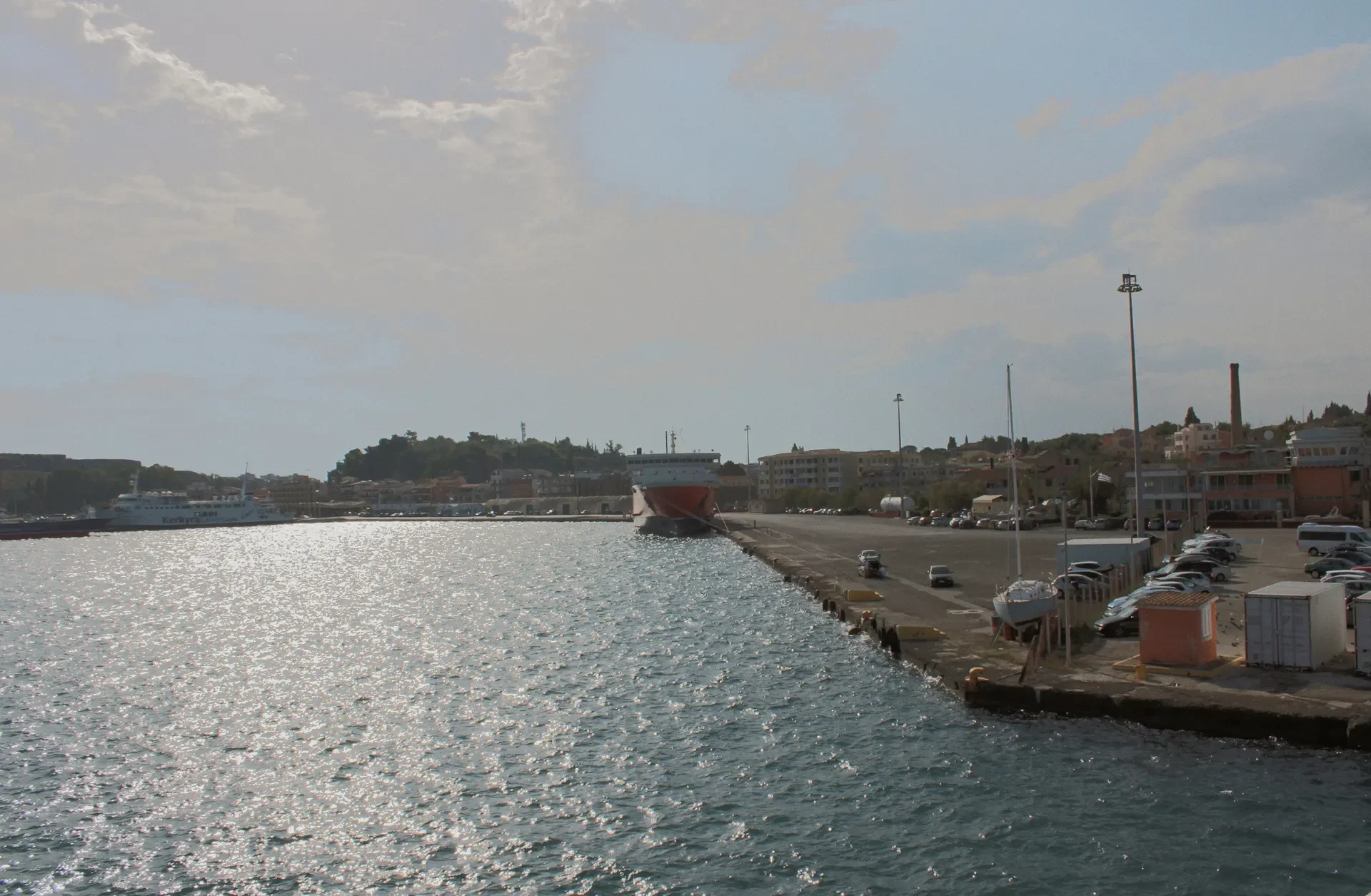 Einfahrt in den Fährhafen von Korfu mit der Fähre Kerkyra am Kai