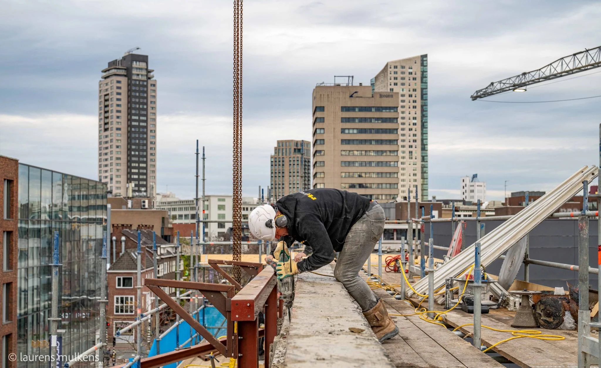 Demontage van de bankgevel uit 1960 aan de Wal 15 in Eindhoven van de voormalige bank Van Mierlo (foto 2). Fotograaf: Laurens Mulkens