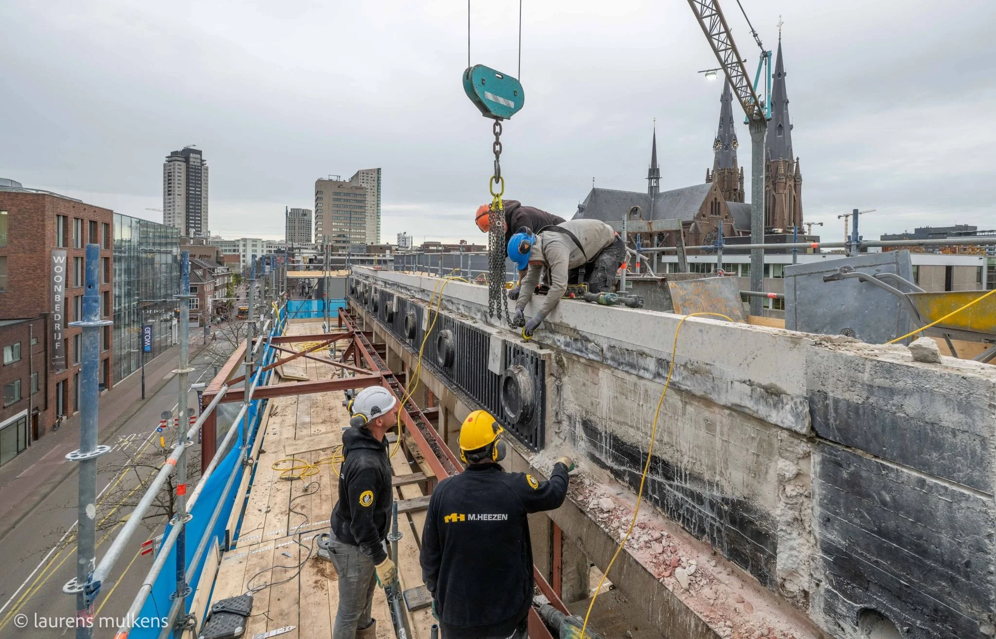Demontage van de bankgevel uit 1960 aan de Wal 15 in Eindhoven van de voormalige bank Van Mierlo, later de ABN-AMRO bank. Deze gedemonteerde gevel wordt opgeslagen en later op dezelfde plek weer teruggeplaatst in de nieuwbouw gevel van de woontoren d