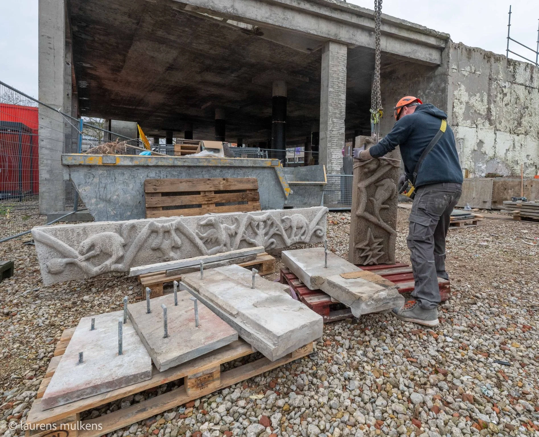 Demontage van de bankgevel uit 1960 aan de Wal 15 in Eindhoven van de voormalige bank Van Mierlo (foto 4). Fotograaf: Laurens Mulkens