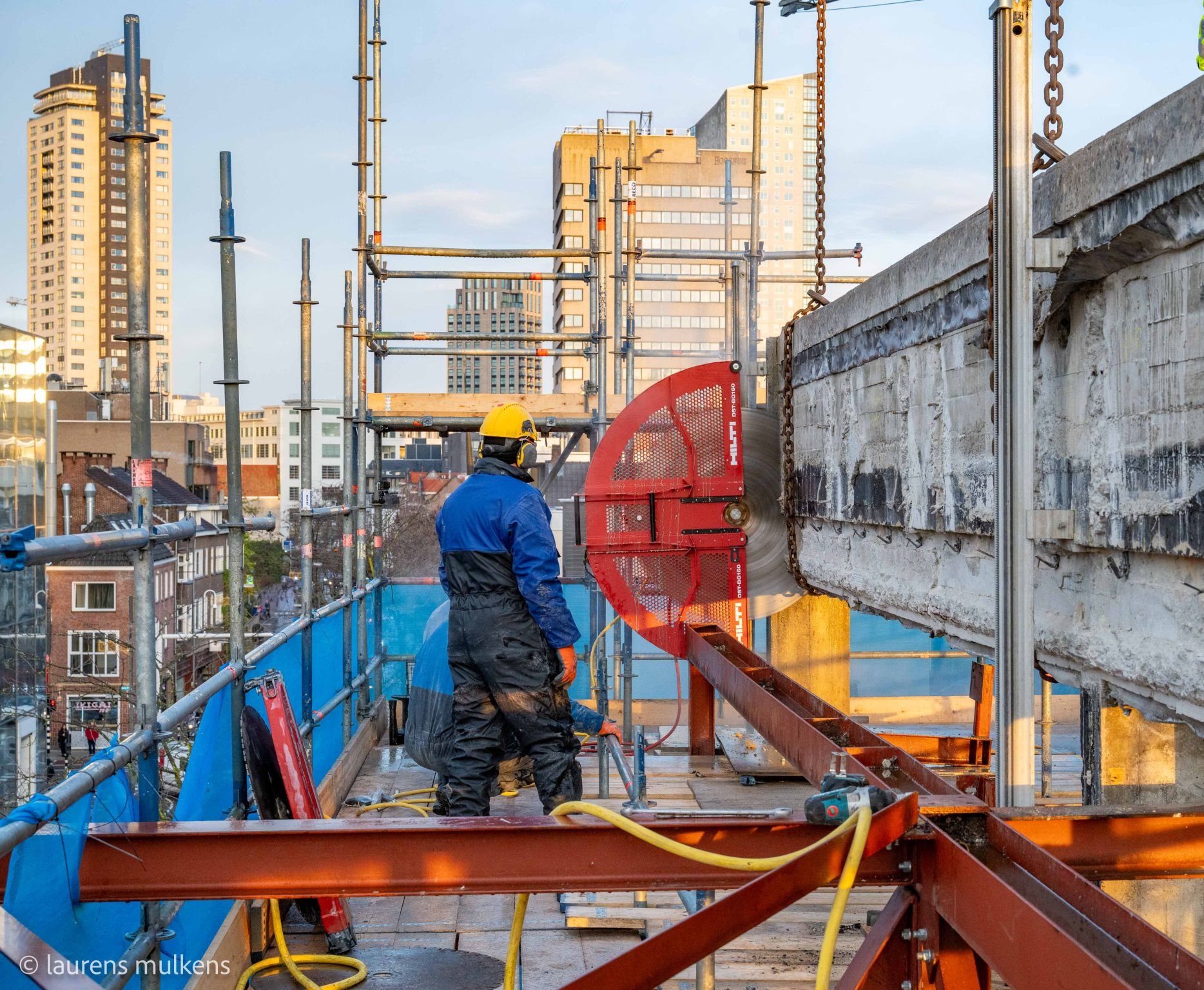 Demontage van de bankgevel uit 1960 aan de Wal 15 in Eindhoven van de voormalige bank Van Mierlo (foto 3). Fotograaf: Laurens Mulkens