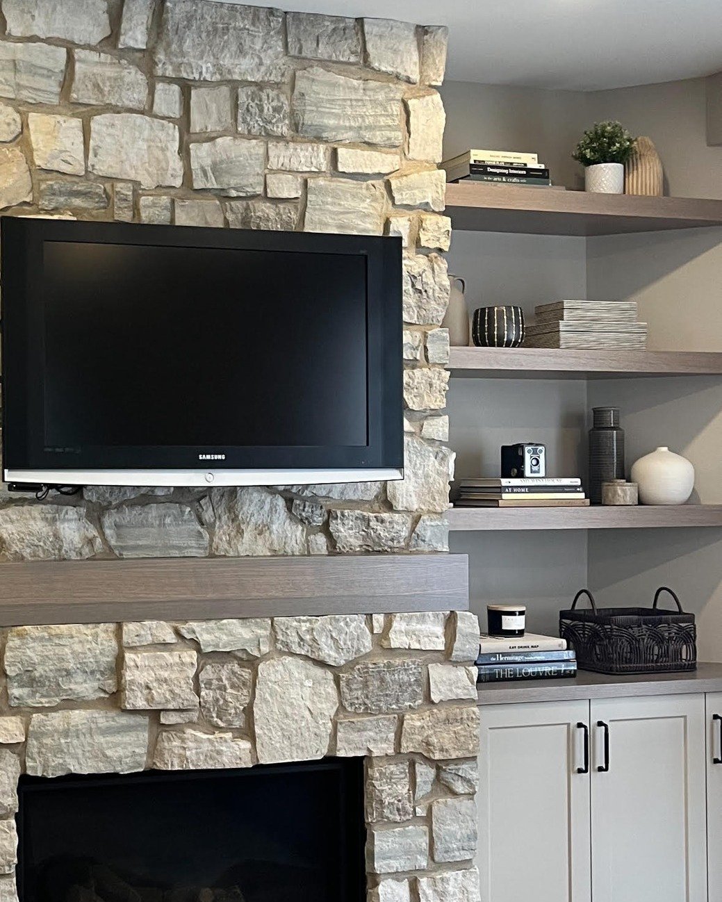 Incorporating stone brings timeless beauty to any space! 🕰️✨

For this living room renovation, we opted for a natural stone veneer fireplace and layered it with a stained oak mantel, floating shelves and built-in cabinetry for storage.

Combining na