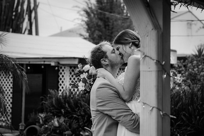 Cottage kisses with the gentle breeze make for the perfect memory🤭

Photographer | @authormade
Officiant | @sensationalceremonies
Venue |  @thecottageonlakefairview_ 

#OrlandoElopementPhotographer #MicroWeddingPhotographer #OrlandoDestinationWeddin