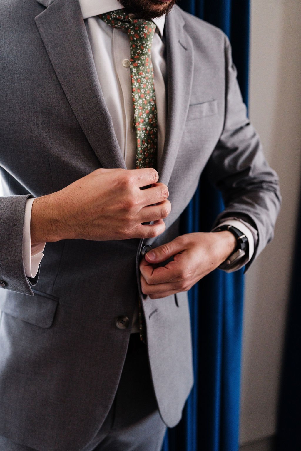  Elegant modern autumn fall rustic barn wedding at The Event on Sunny Brook scenic event venue in Kent, Ohio – indoor rustic barn wedding reception with outdoor ceremony – affordable Columbus Ohio wedding photographer – Central Ohio micro wedding pho