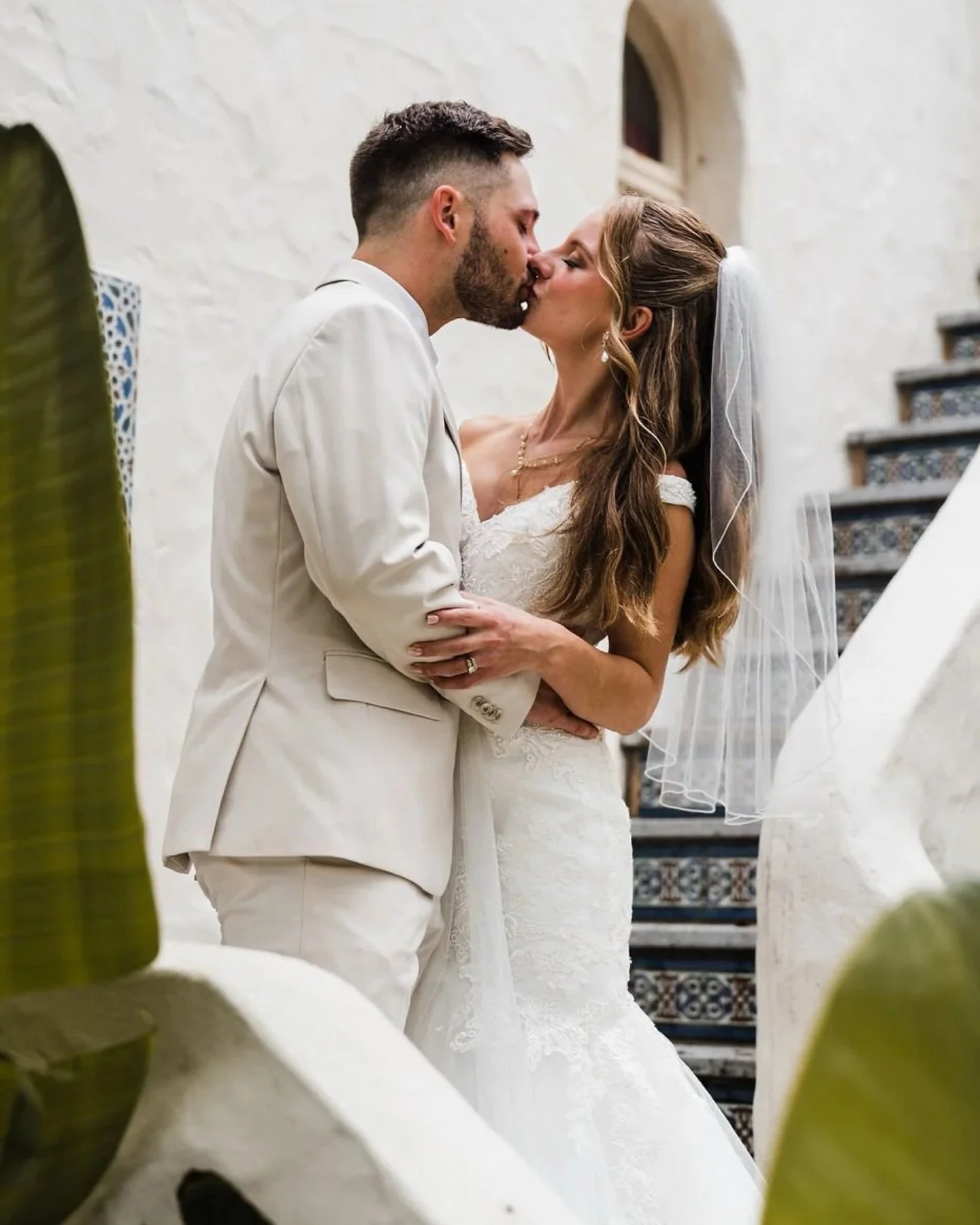 The humidity was already heavy when we arrived, the kind of Florida air that tells you something is coming. Caleb&rsquo;s stepmom had been setting up since 11AM, no planner, no team, just family and friends building an intimate outdoor home wedding.
