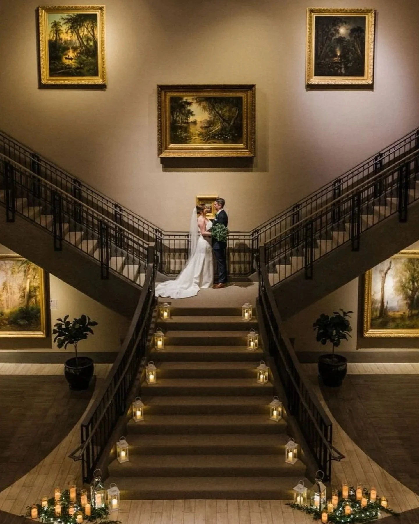 It was a sweet, simple wedding in the absolute best way. Lindsay and Brad kept their guest list small and intentional, just family and closest friends, and then chose a venue that brought all the drama for them. The Museum of Arts and Sciences in Day