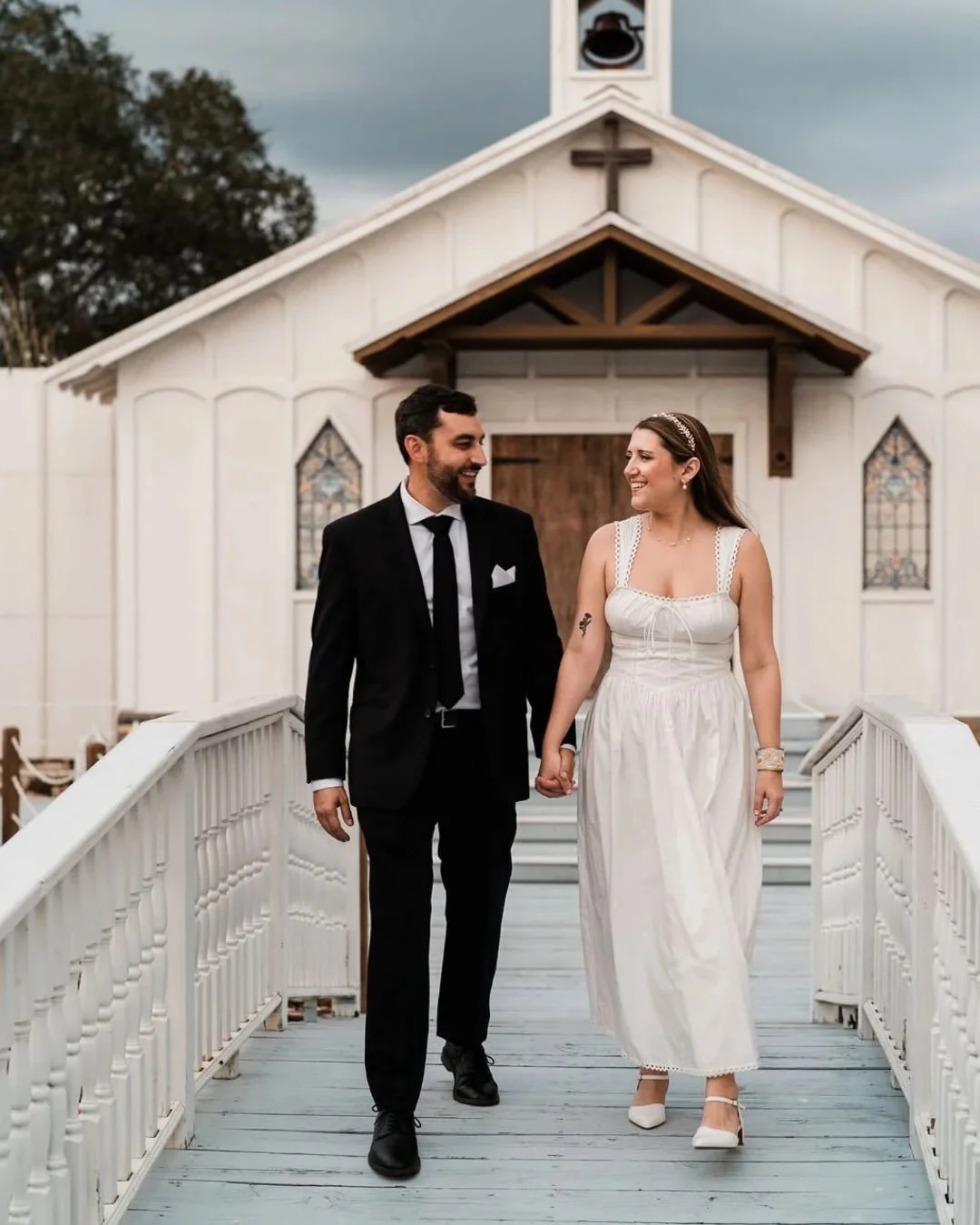 Alicia and Kaleb skipped the big traditional ceremony and put their budget where they actually wanted it, into a wedding reception that felt like a full-on night out with their favorite people. They hosted about 100 friends at @hiddenbarnvenue in Apo