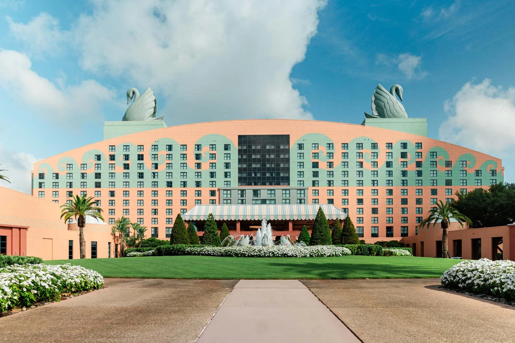 alex-conner-walt-disney-world-swan-author-made-photo-404130.jpg