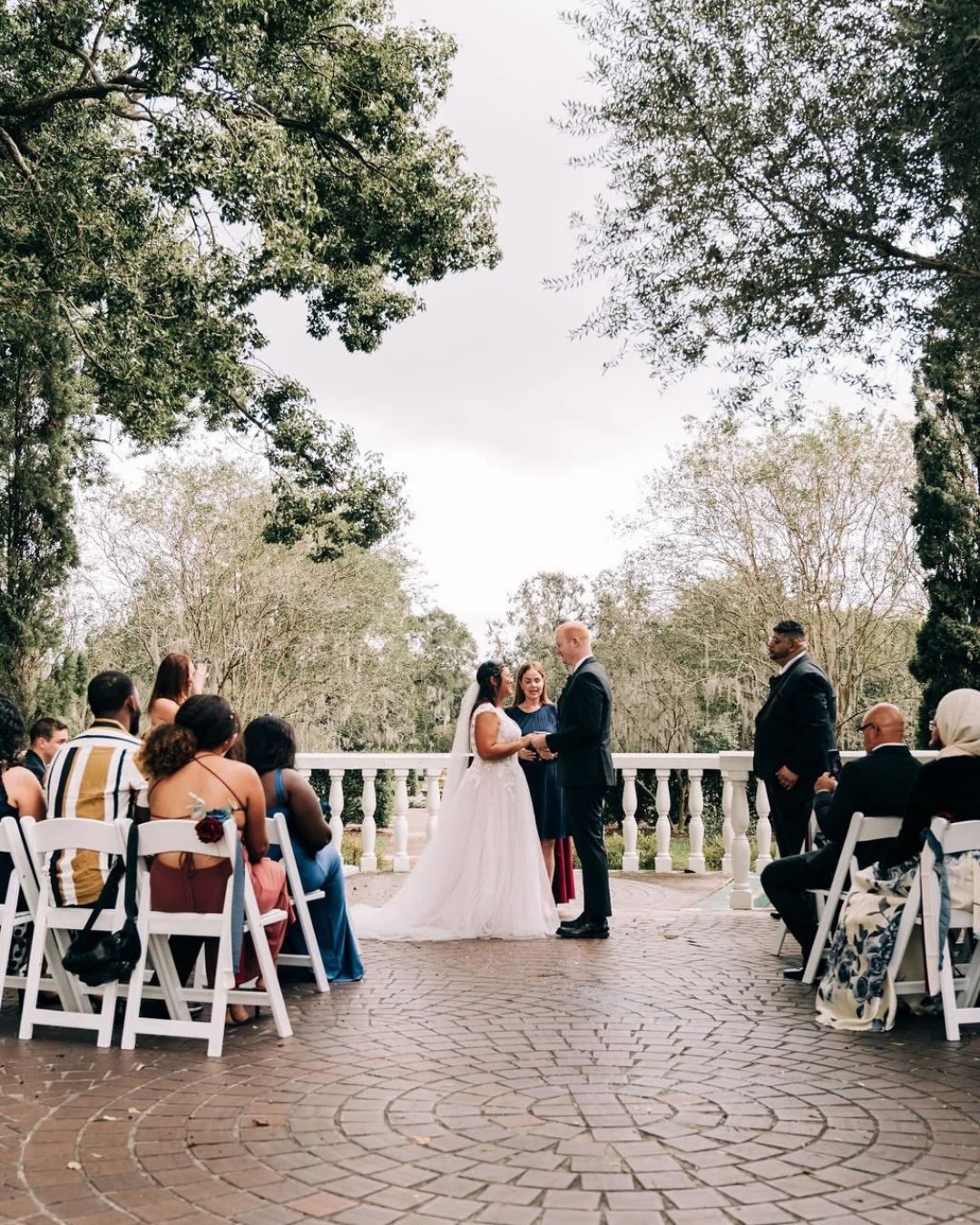 When it comes to dreamy outdoor wedding venues, @leugardens is one of our all-around favorites: it&rsquo;s beautiful, unique, and ridiculously affordable.

While the venue is located just off a busy road near downtown Orlando, as soon as you enter th