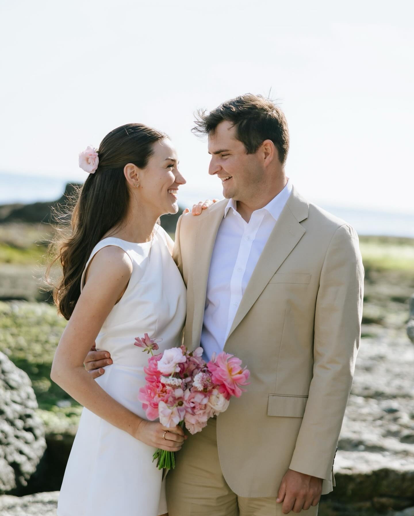 E + M&rsquo;s Laguna Beach Elopement 📸🤍 So honored to capture their intimate civil ceremony with their immediate family followed by portraits on the beach xx 

#lagunabeachwedding #lagunabeachweddingphotographer #orangecountyweddingphotographer #ca