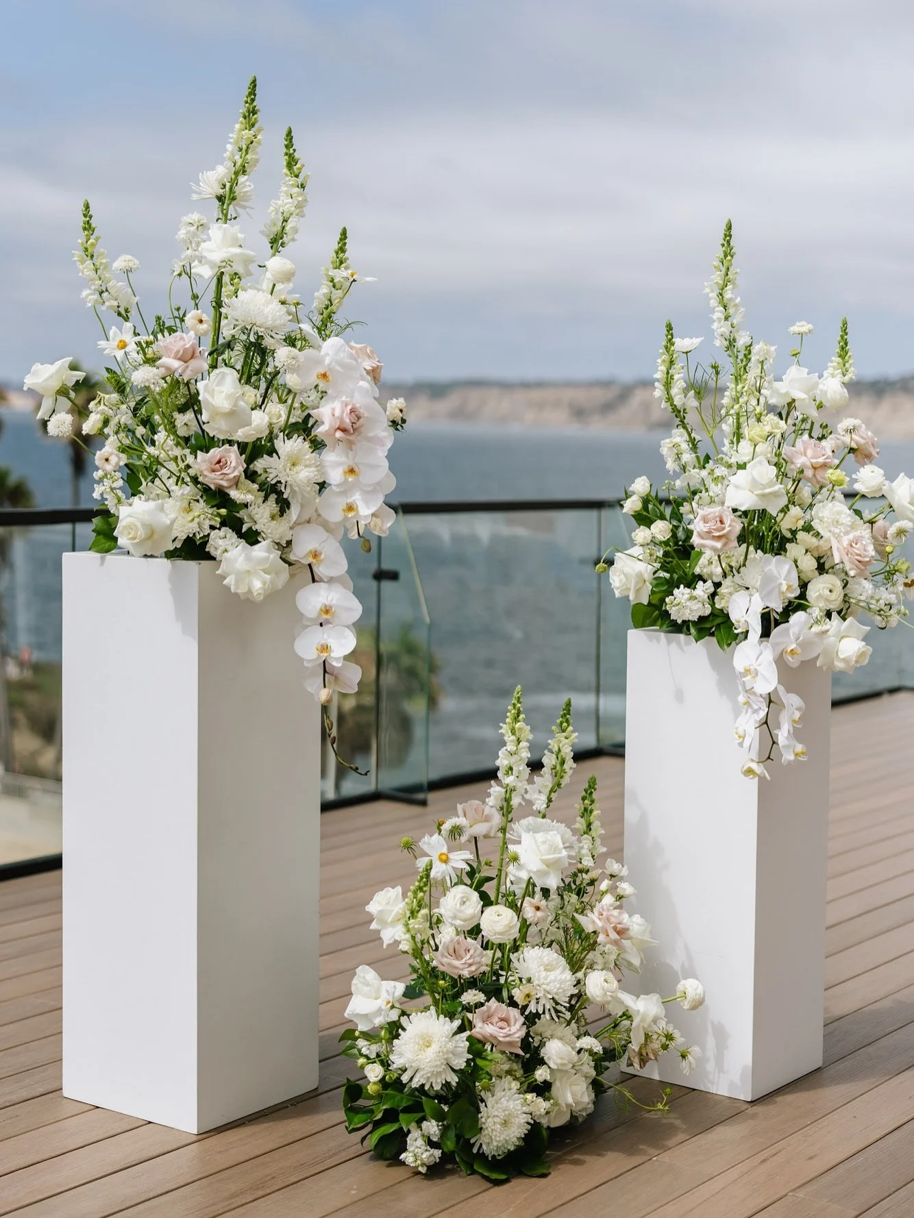 all about the details 🤍🐚🎞️

photo @francescamariaphoto 
venue @lajollacoverooftop 
coordination @wedgewoodweddings 
florals @emeraldandivyflorals