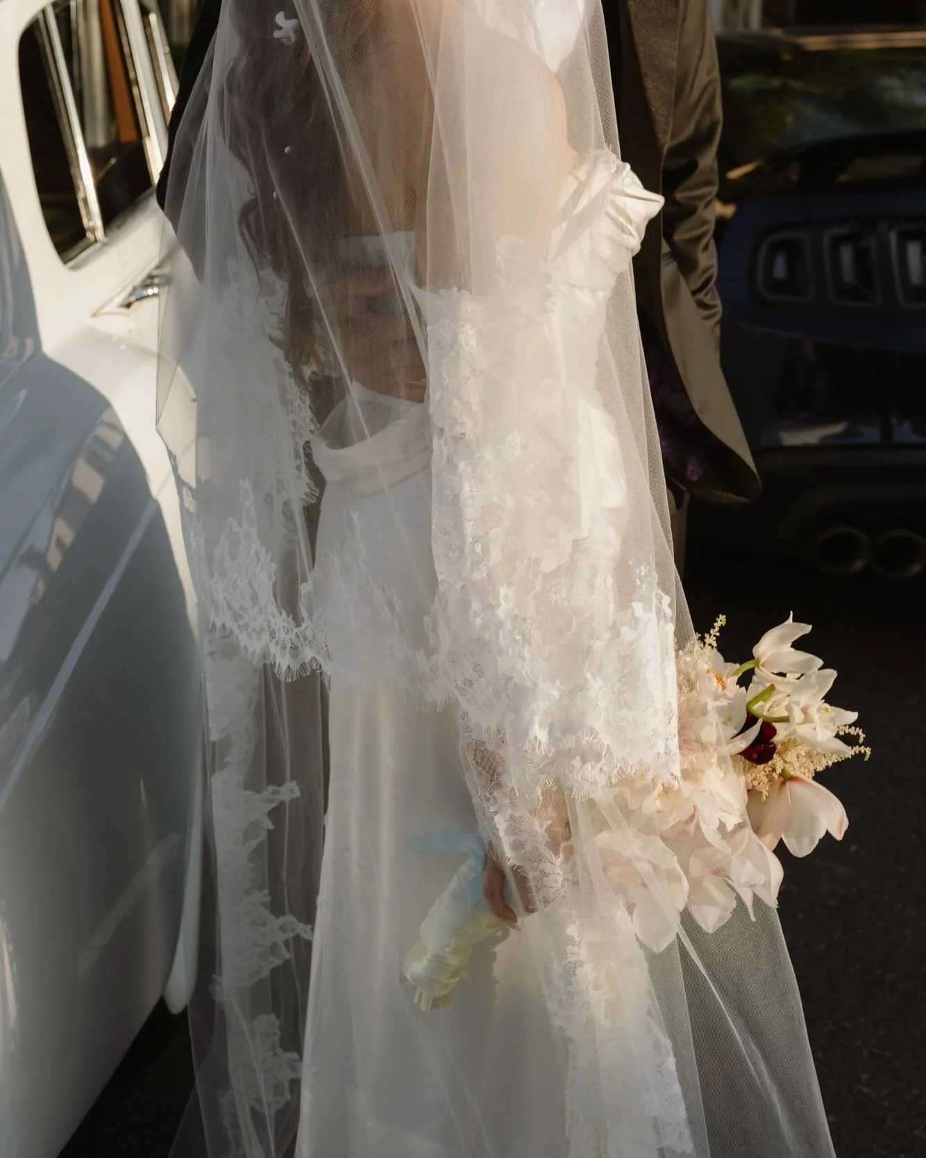 A romantic, candlelit, vintage-inspired wedding day at the Ebell Long Beach 🤍

Second shot for @klauivaradi 📸