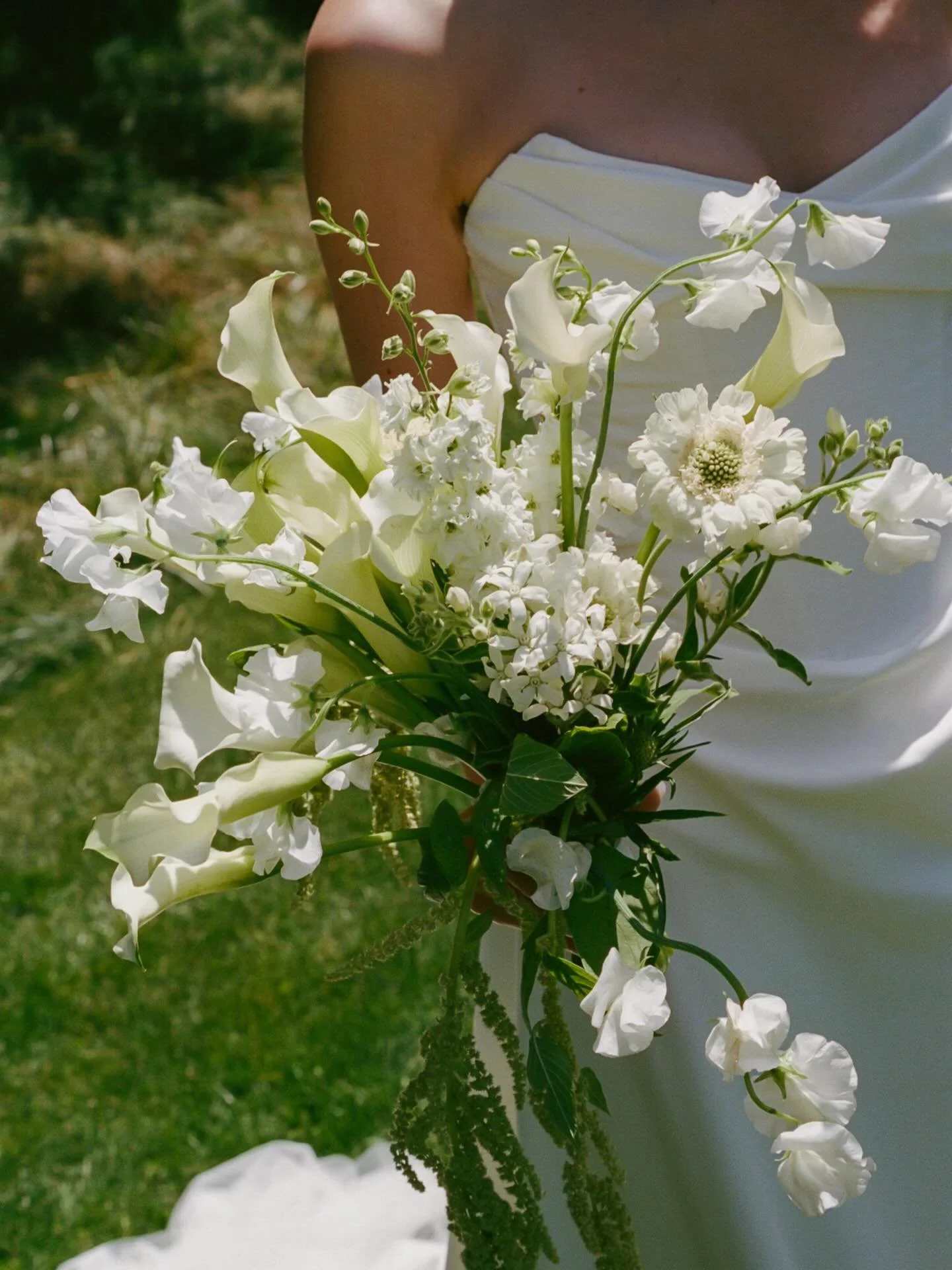 Floral details on film 🤍 Still dreaming of this wedding weekend at Carmel Valley Ranch, in the heart of California&rsquo;s coastal wine country.

Florals @loveandflowersbyangie 
Planning @corkandvows 
Venue @carmelvranch