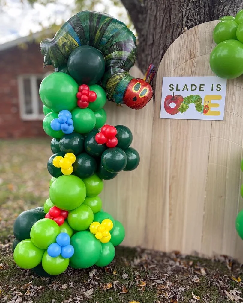 🍎🐛 Slade&rsquo;s &ldquo;One Hungry Caterpillar&rdquo; Party 🐛🍎
The sweetest theme for the sweetest first birthday! 

💚 We designed an outdoor balloon display using the family&rsquo;s wooden arch and incorporated a helium #1 foil balloon, Party M
