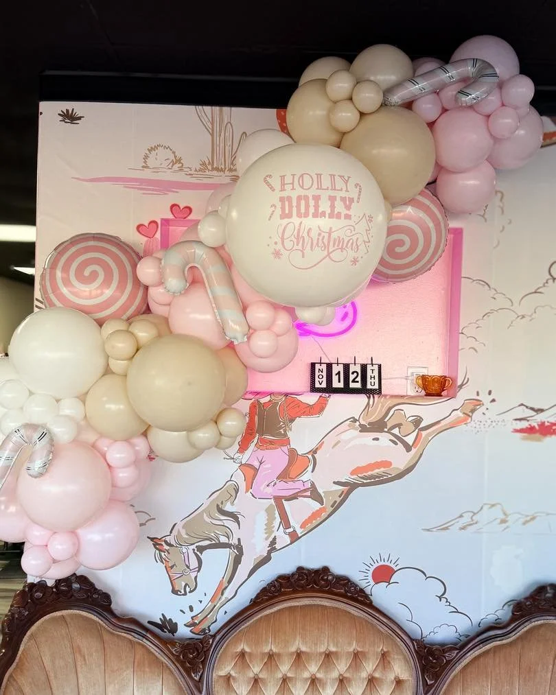 🎄✨ Christmas installs are officially underway for our Pop Drop Club members! ✨🎄

This is one of our favorite times of year &mdash; and truly the best month to join if you want to hit all the upcoming holidays with fresh, custom balloon d&eacute;cor