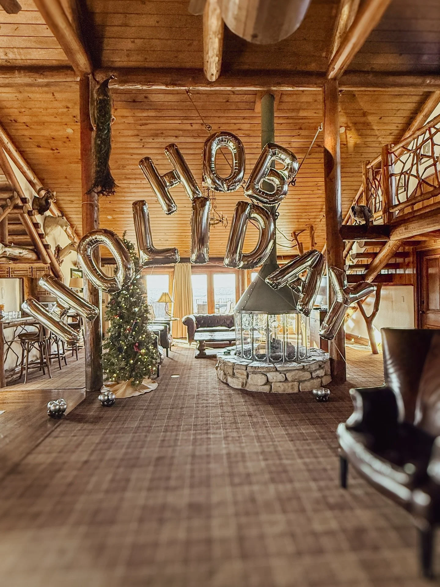 What a dream install this weekend ✨ I had the honor of creating a custom helium arch for the incredible @houseofbeautyxkt team during their holiday weekend celebration at the breathtaking Governor&rsquo;s Suite at @bigcedarlodge . 🎀
These girls have