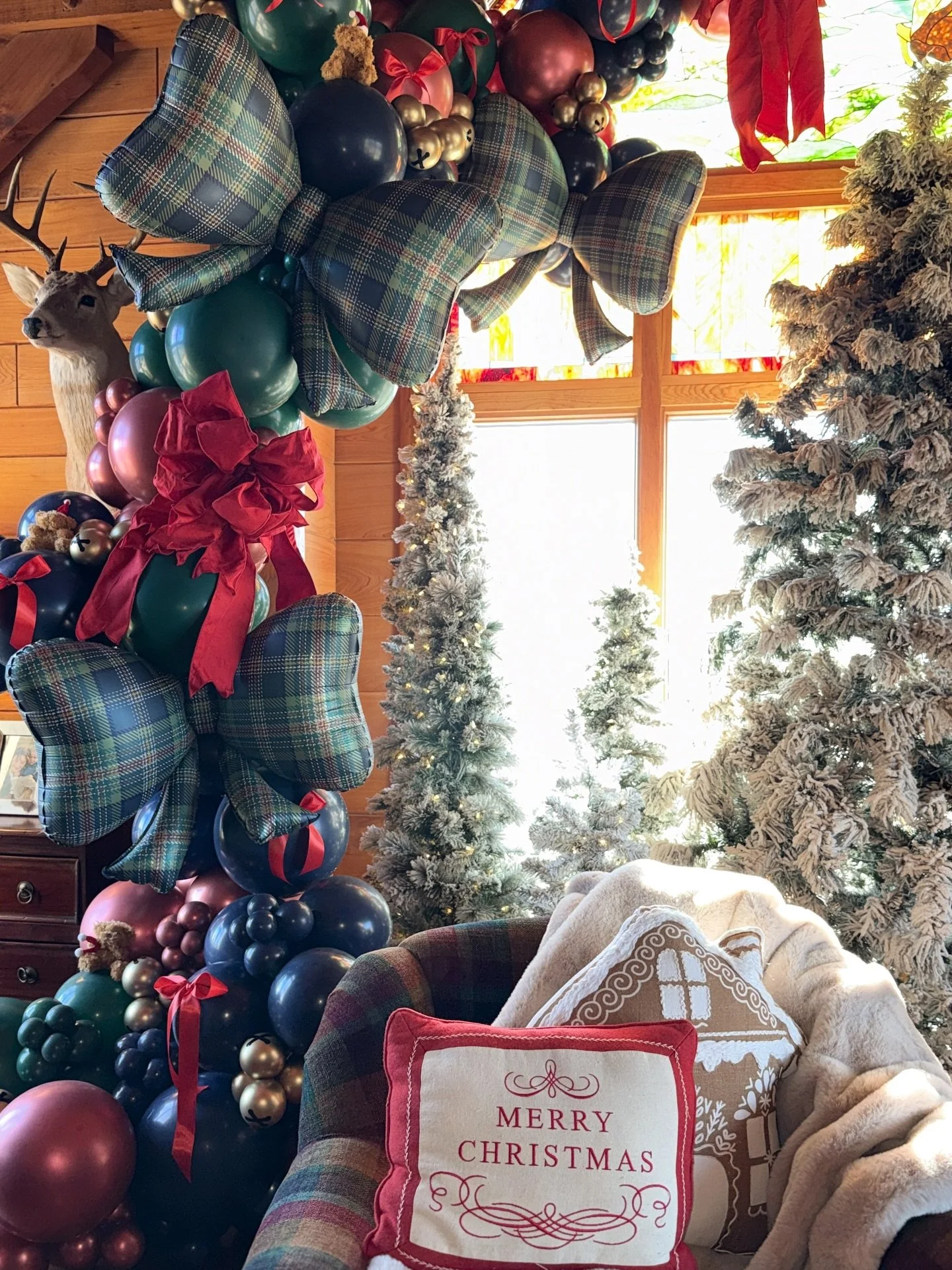 Sometimes a photo just can&rsquo;t capture the full magic ✨
This Ralph Lauren&ndash;inspired Christmas balloon install was rich, cozy, and even more beautiful in person. The textures, the colors, the details&hellip; truly one of those designs you hav