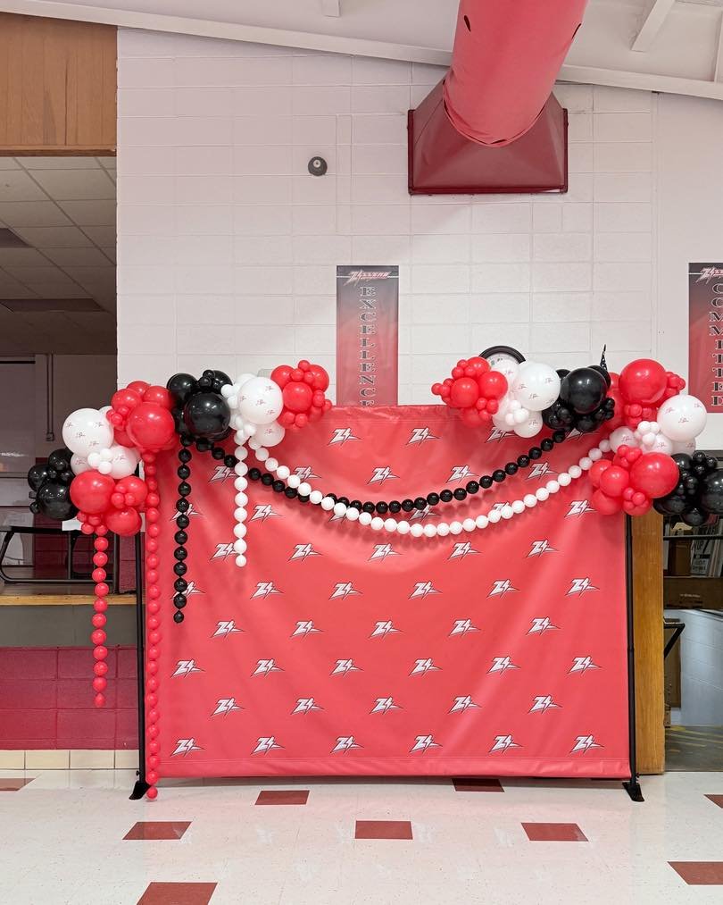 Step &amp; Repeat backdrops with balloons are honestly some of my favorite installations. It blows my mind every time what a little balloon decor can do for a backdrop. 

👉🏻 7ft corner cap balloon garlands with link balloon chains and a little scho