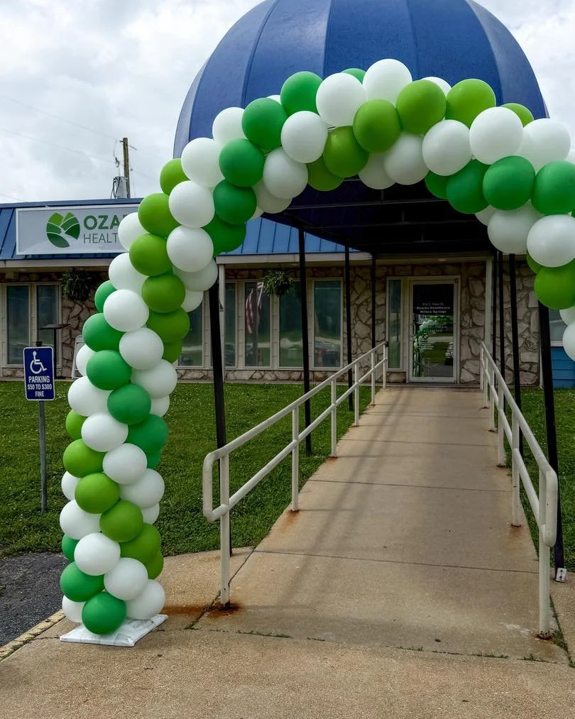 We traded the Florida heat for a Missouri heat advisory and jumped right back into event season with a classic spiral balloon arch for the Grand Opening of the new Ozarks Healthcare Clinic in Willow Springs 🎈☀️😅
It was an honor to be a small part o
