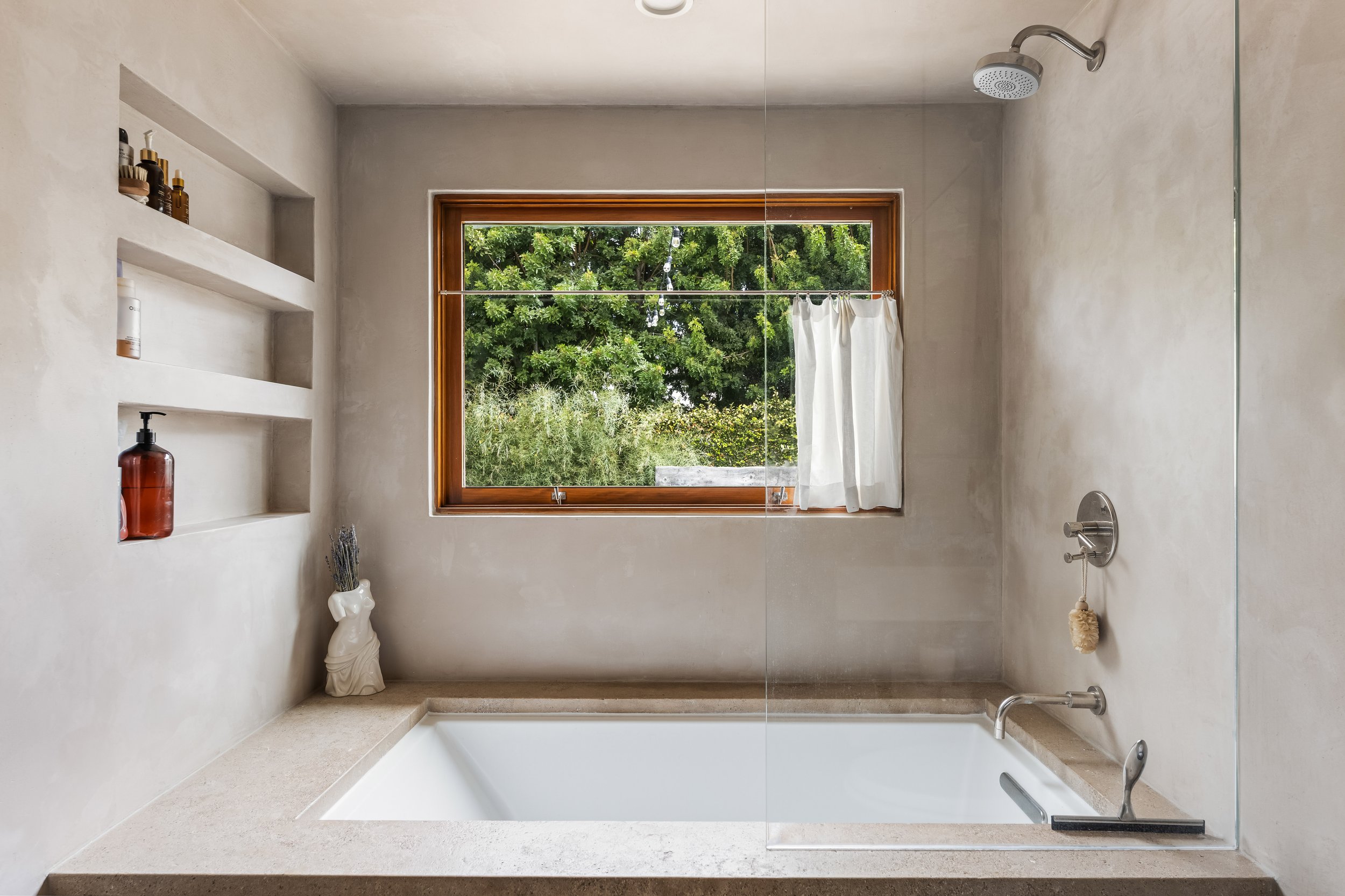 prophoto_2900BeachAve_bathroom1-2.jpg